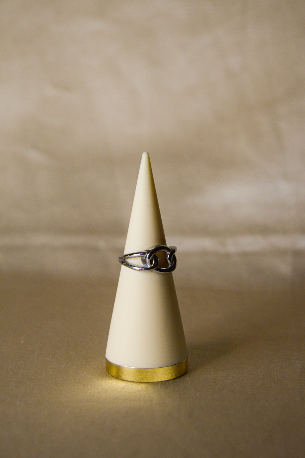 Anel prateado corrente