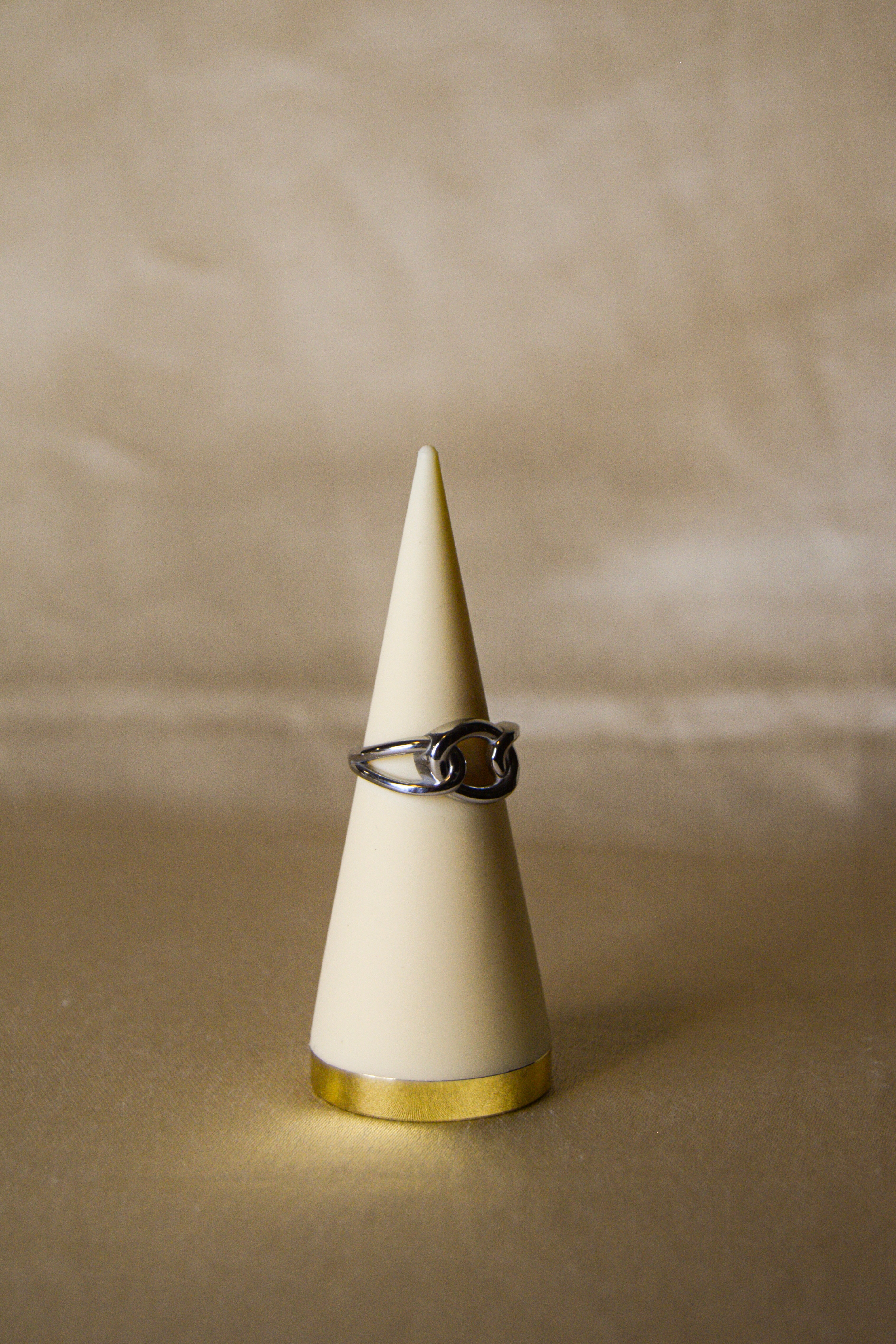 Anel prateado corrente