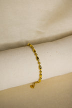 Pulseira dourada pendentes ovais