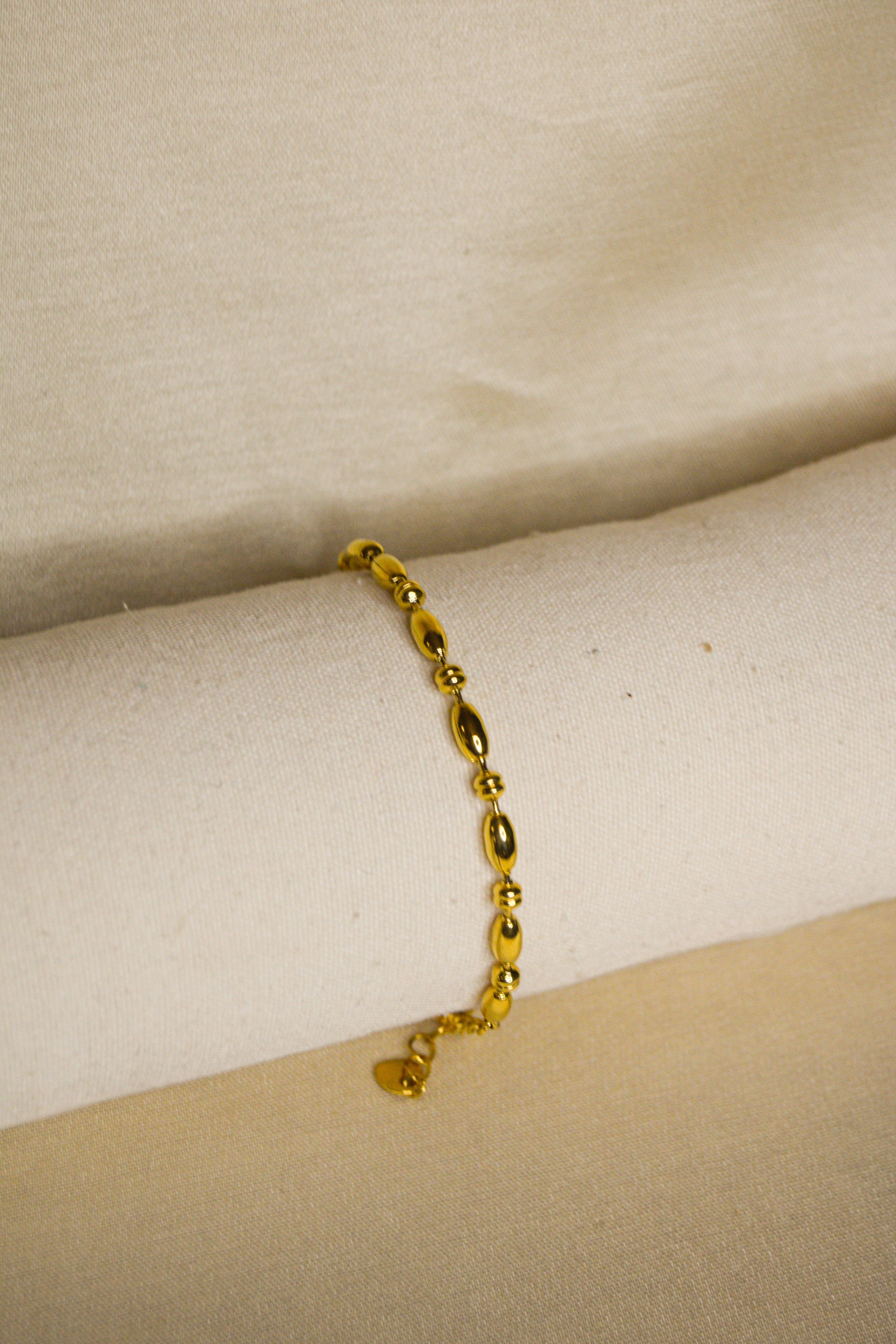 Pulseira dourada pendentes ovais