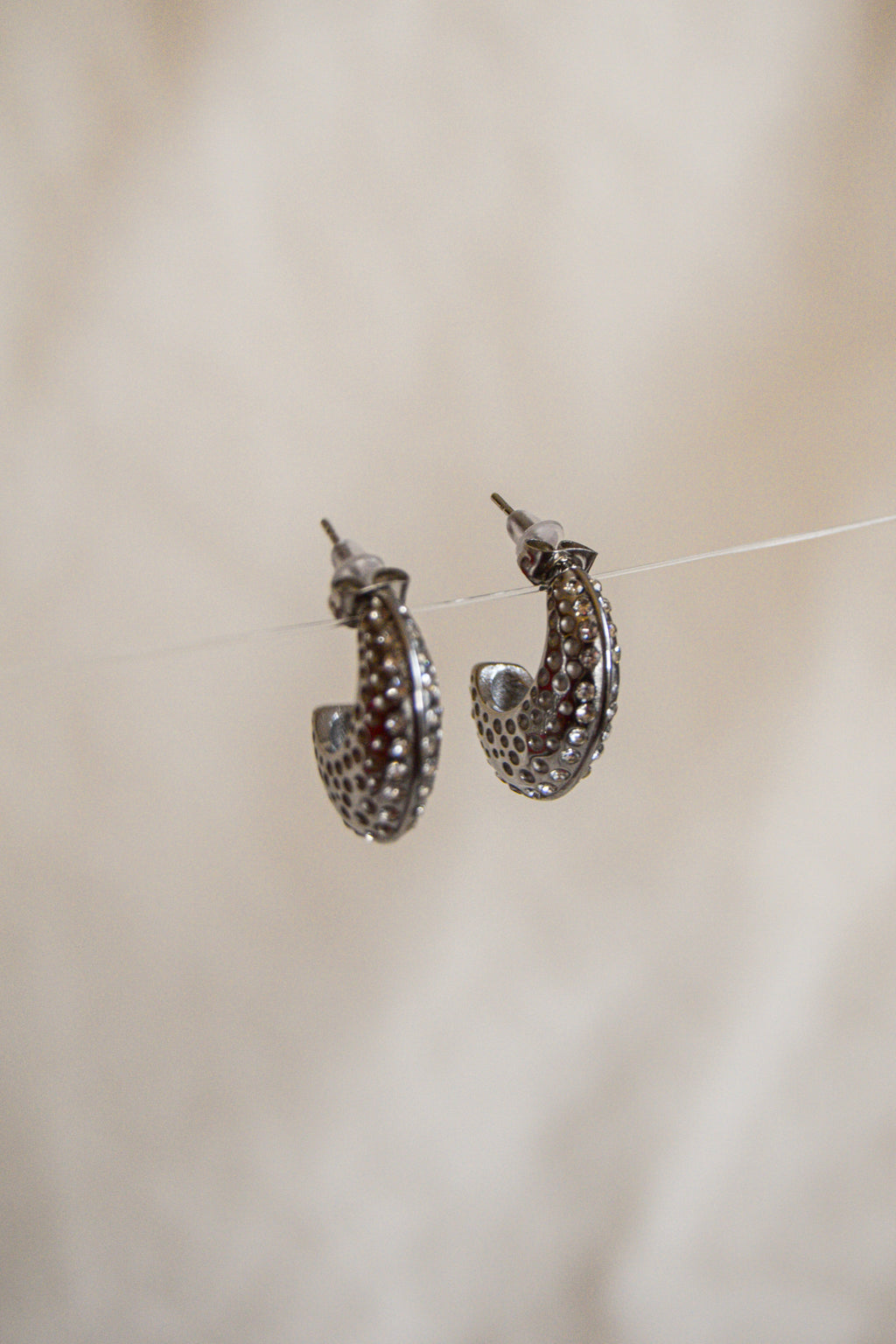 Brincos prateados brilhantes