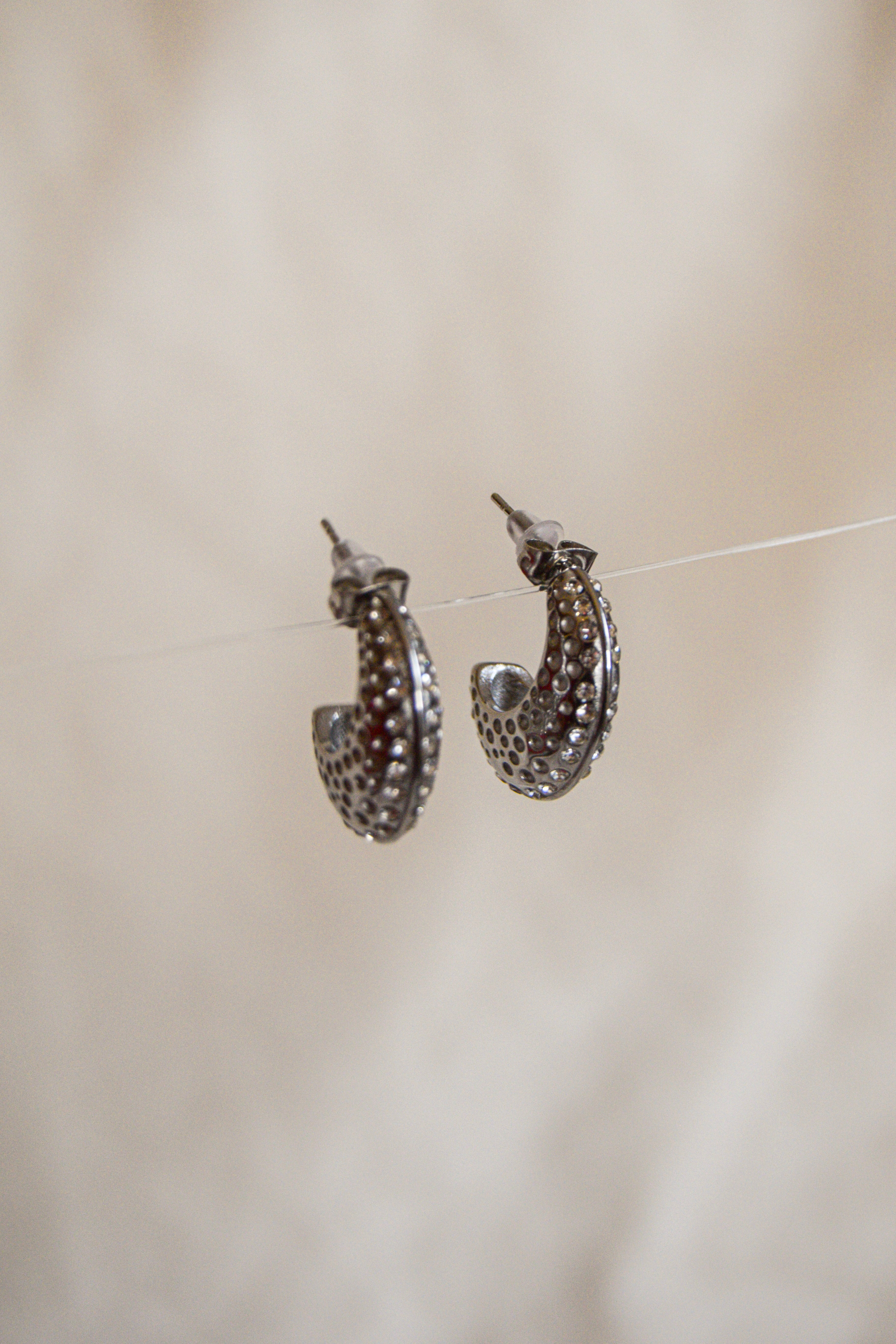 Brincos prateados brilhantes