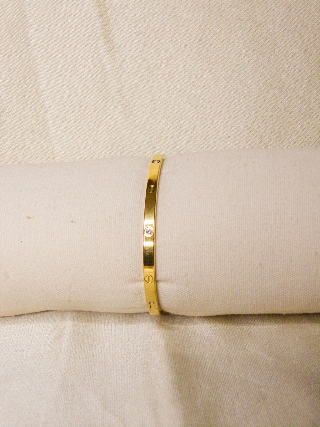 Pulseira dourada estilo Cartier