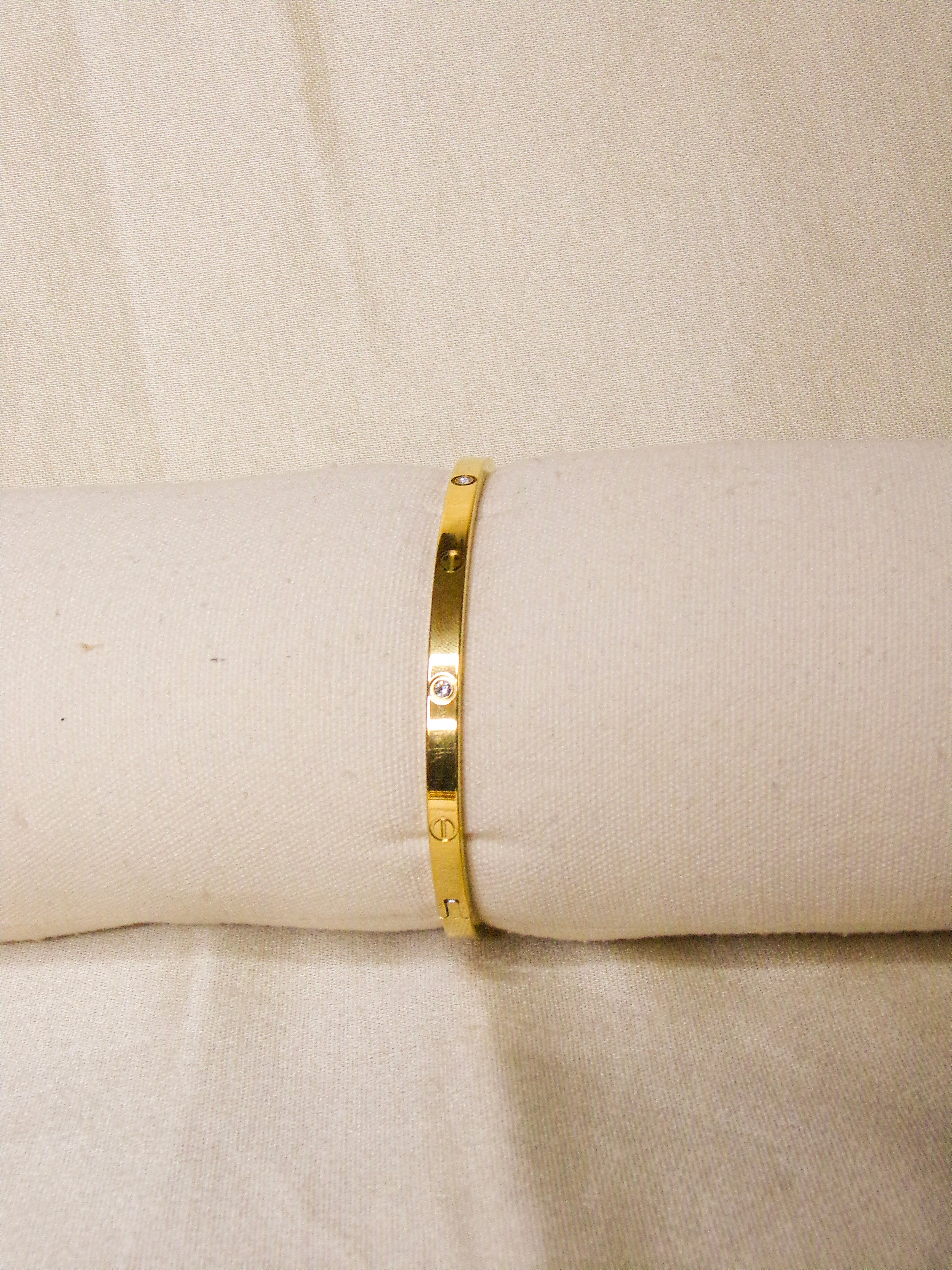 Pulseira dourada estilo Cartier