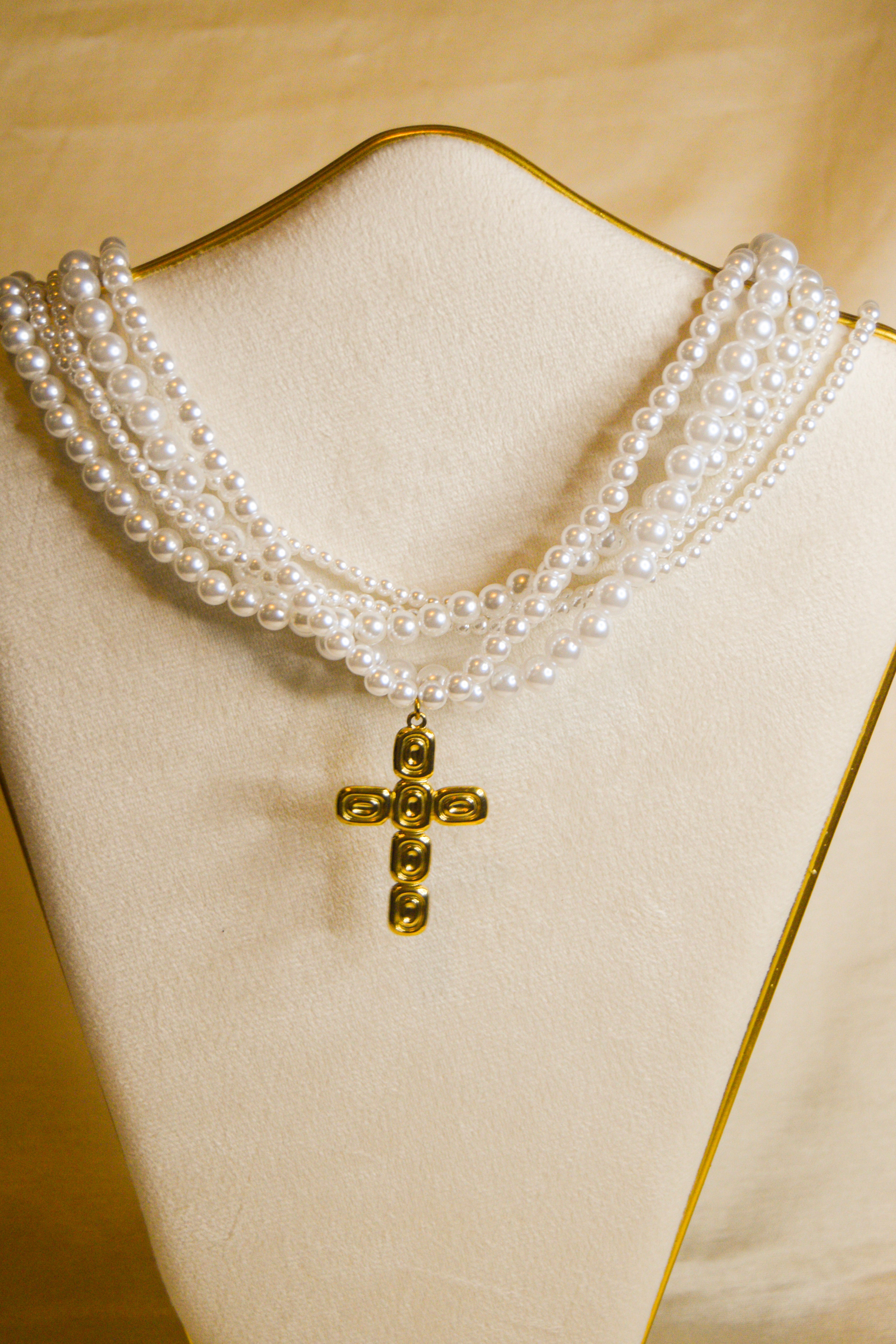 Colar bolas brancas com cruz