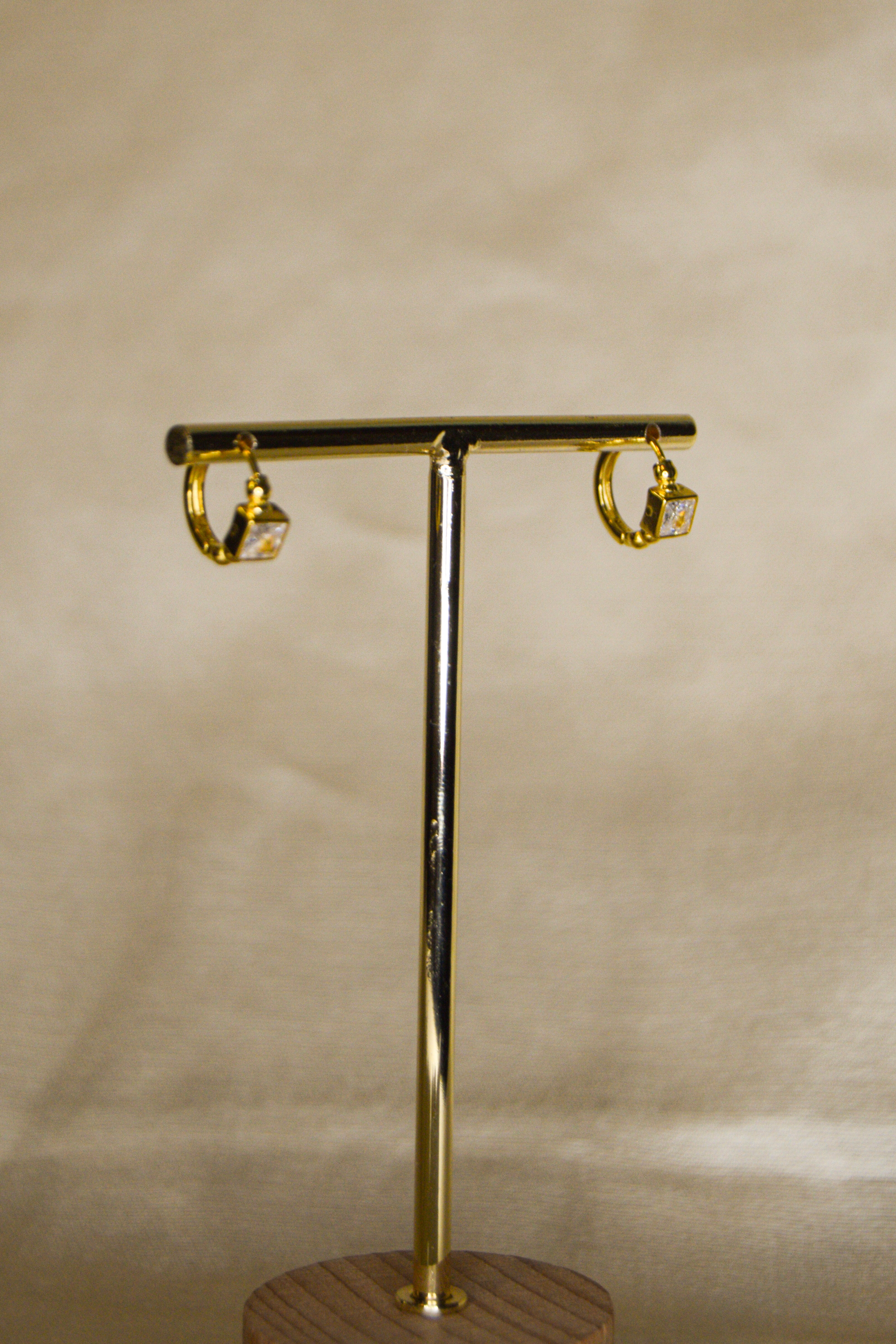 Argolas douradas com brilhante