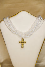 Colar bolas brancas com cruz