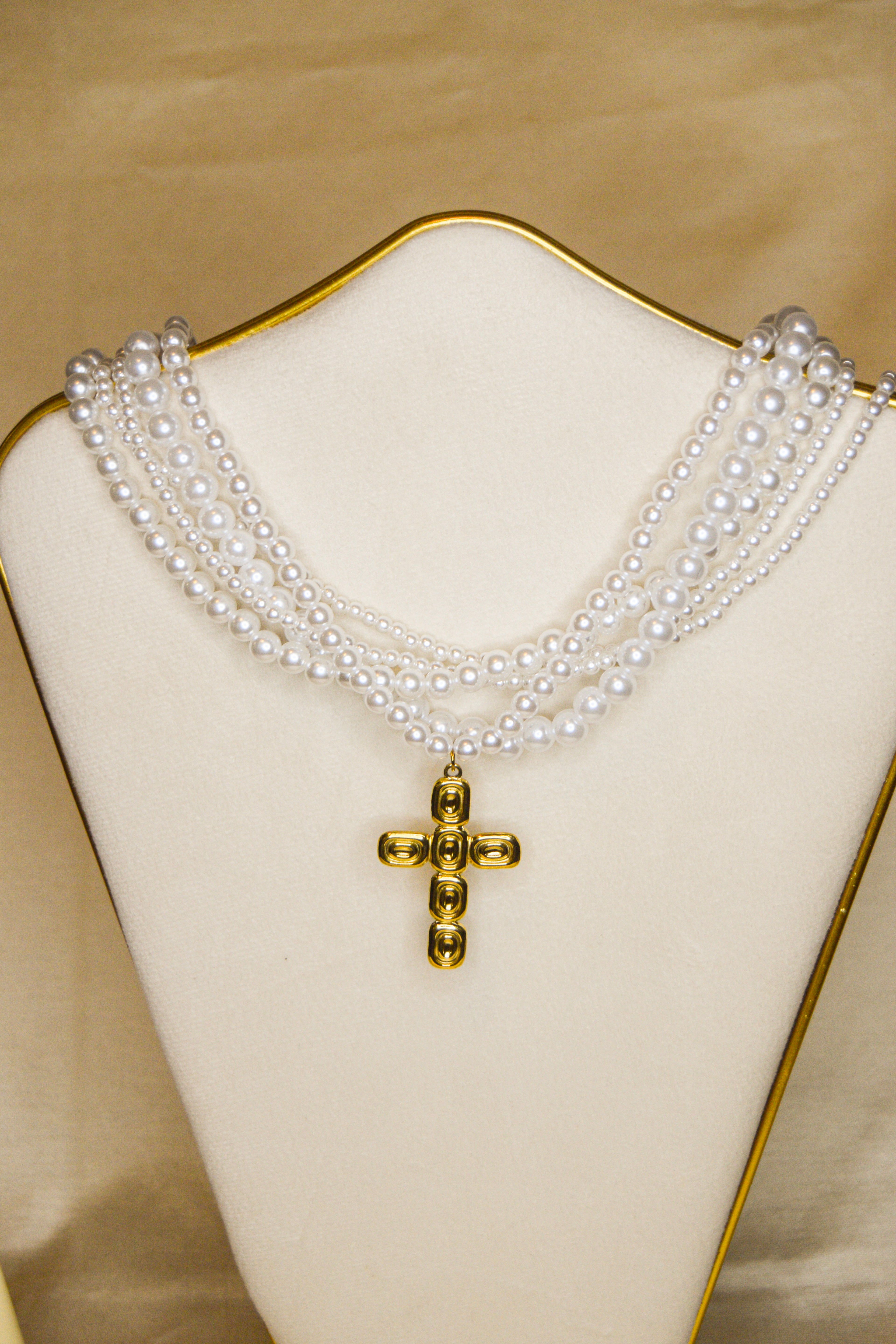 Colar bolas brancas com cruz