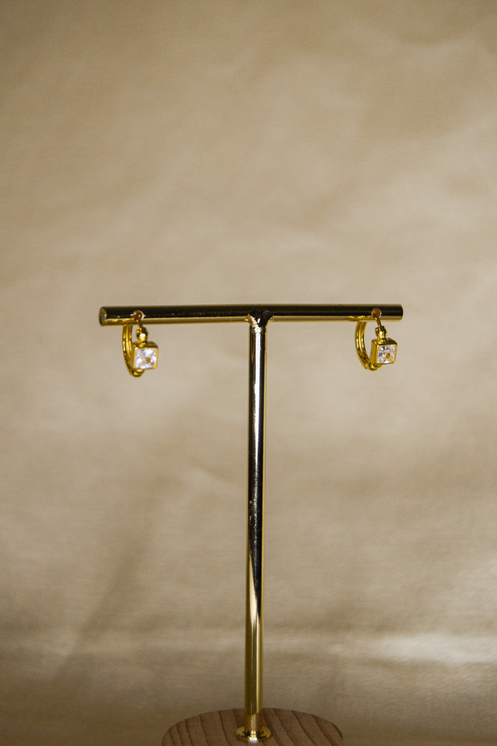 Argolas douradas com brilhante