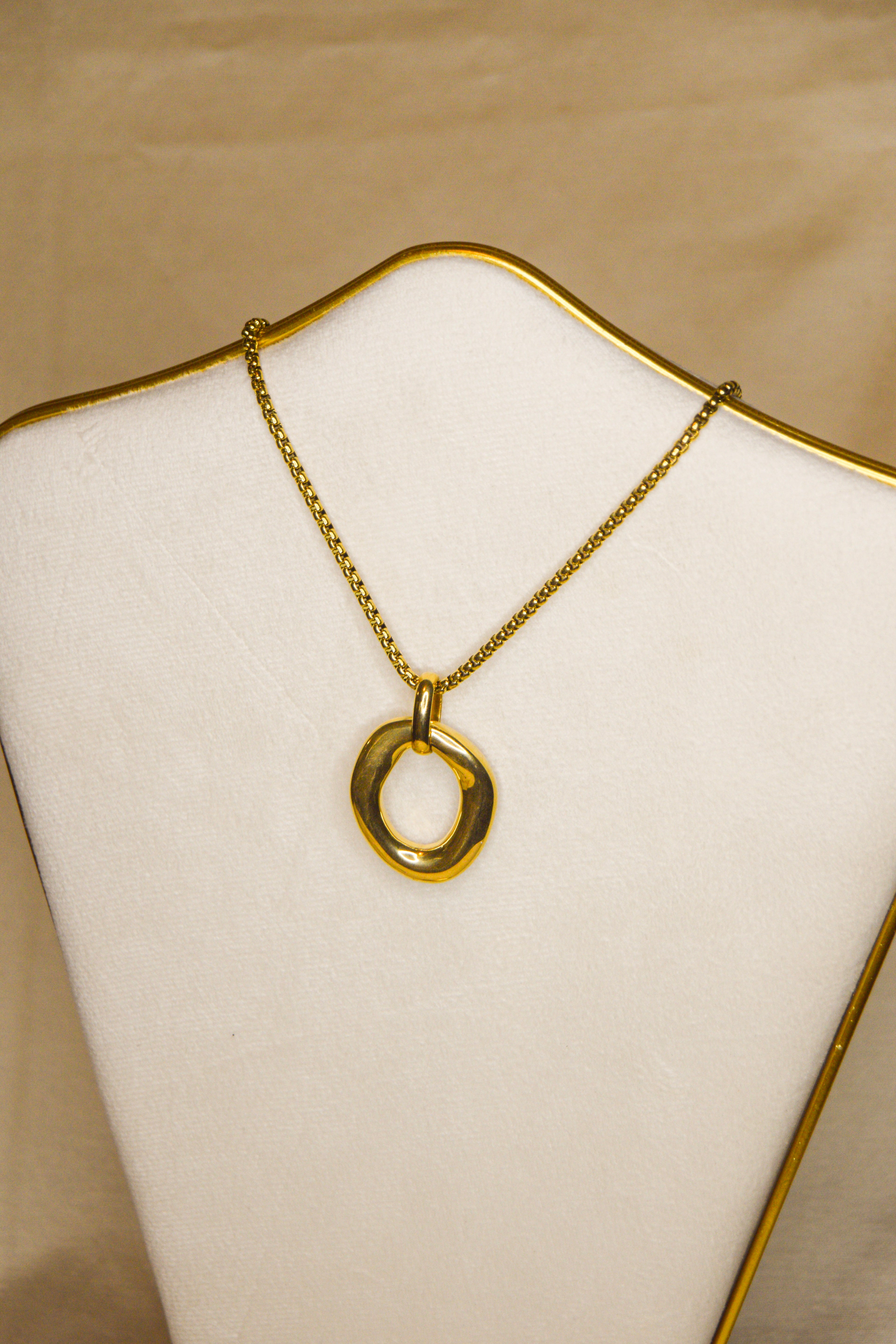 Colar dourado pendente redondo