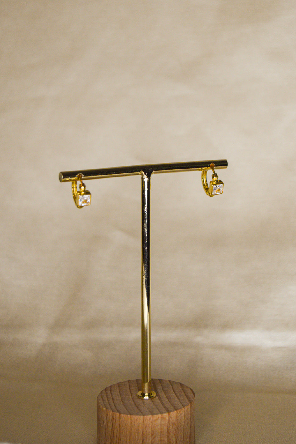 Argolas douradas com brilhante