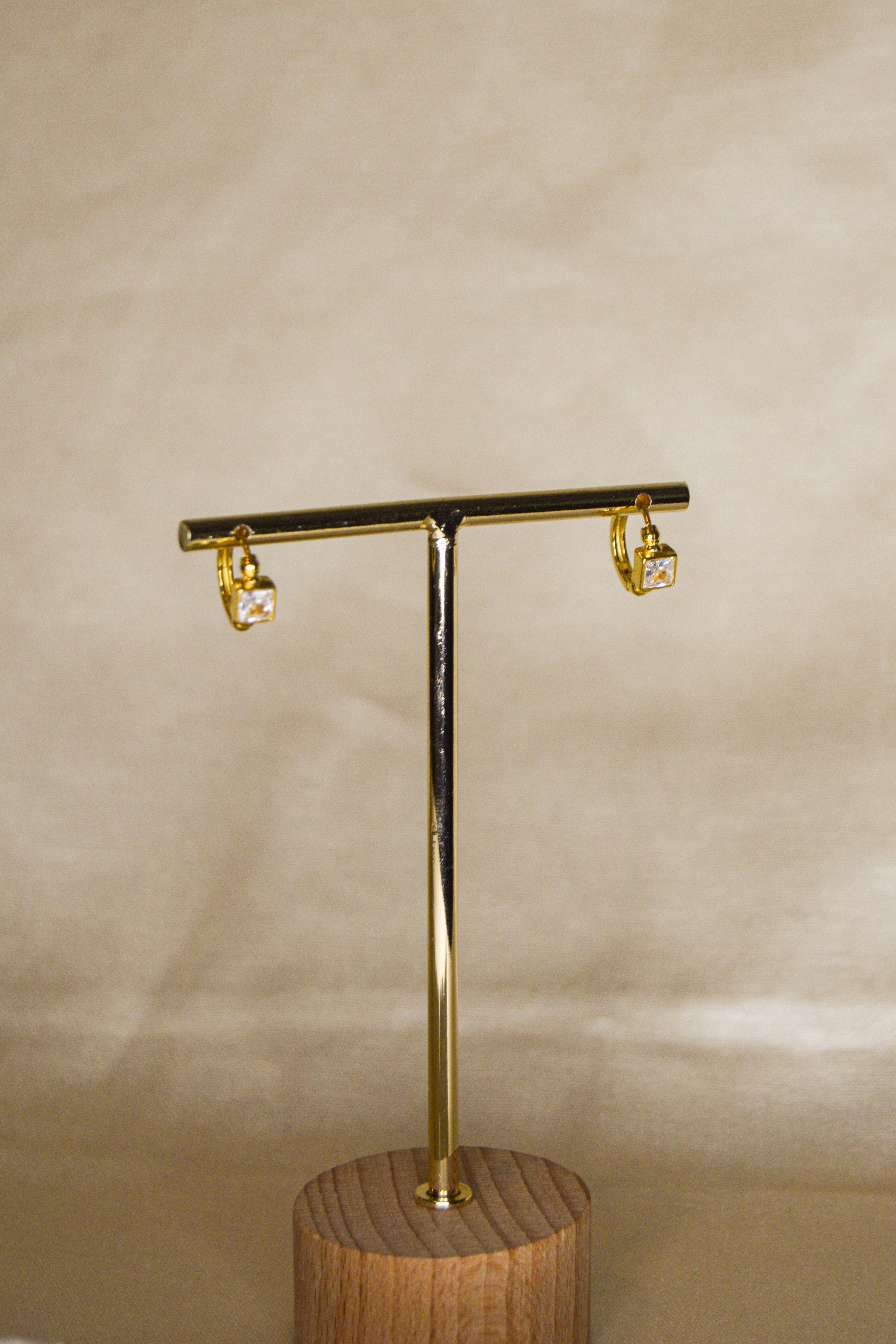 Argolas douradas com brilhante