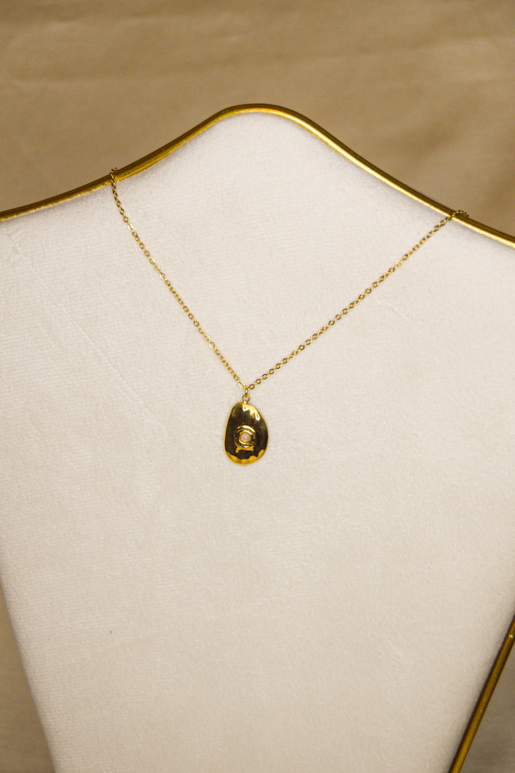 Colar dourado pendente pedra