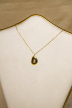 Colar dourado pendente pedra