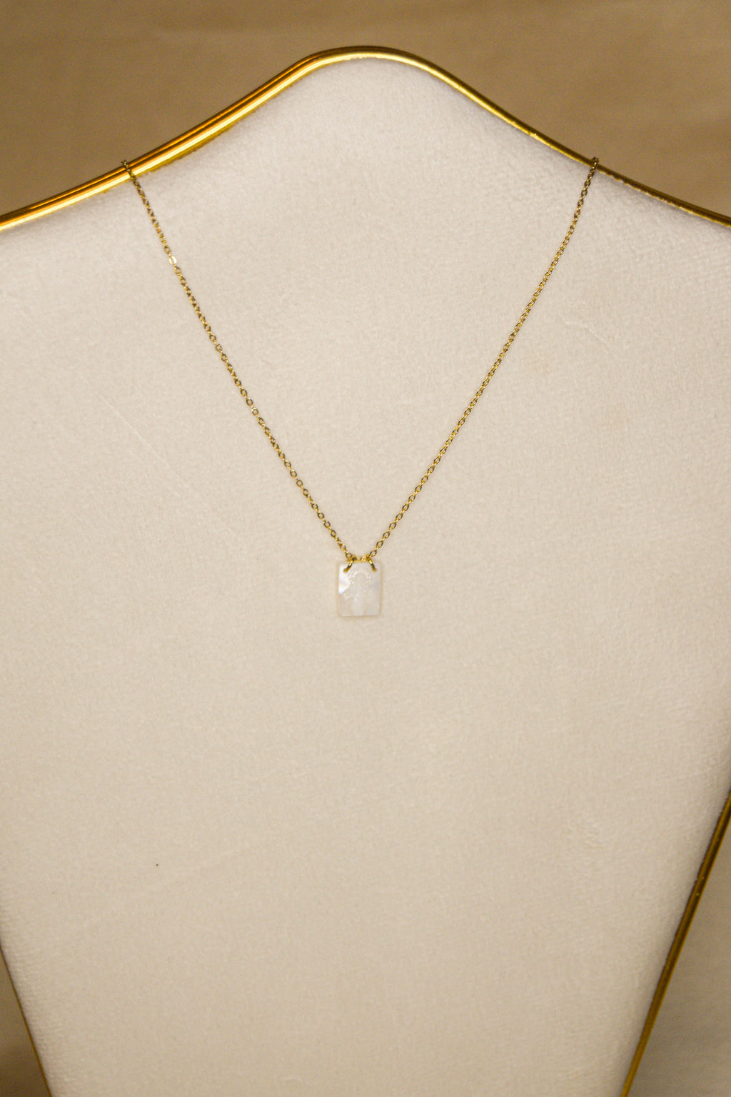 Colar dourado pendente branco santa