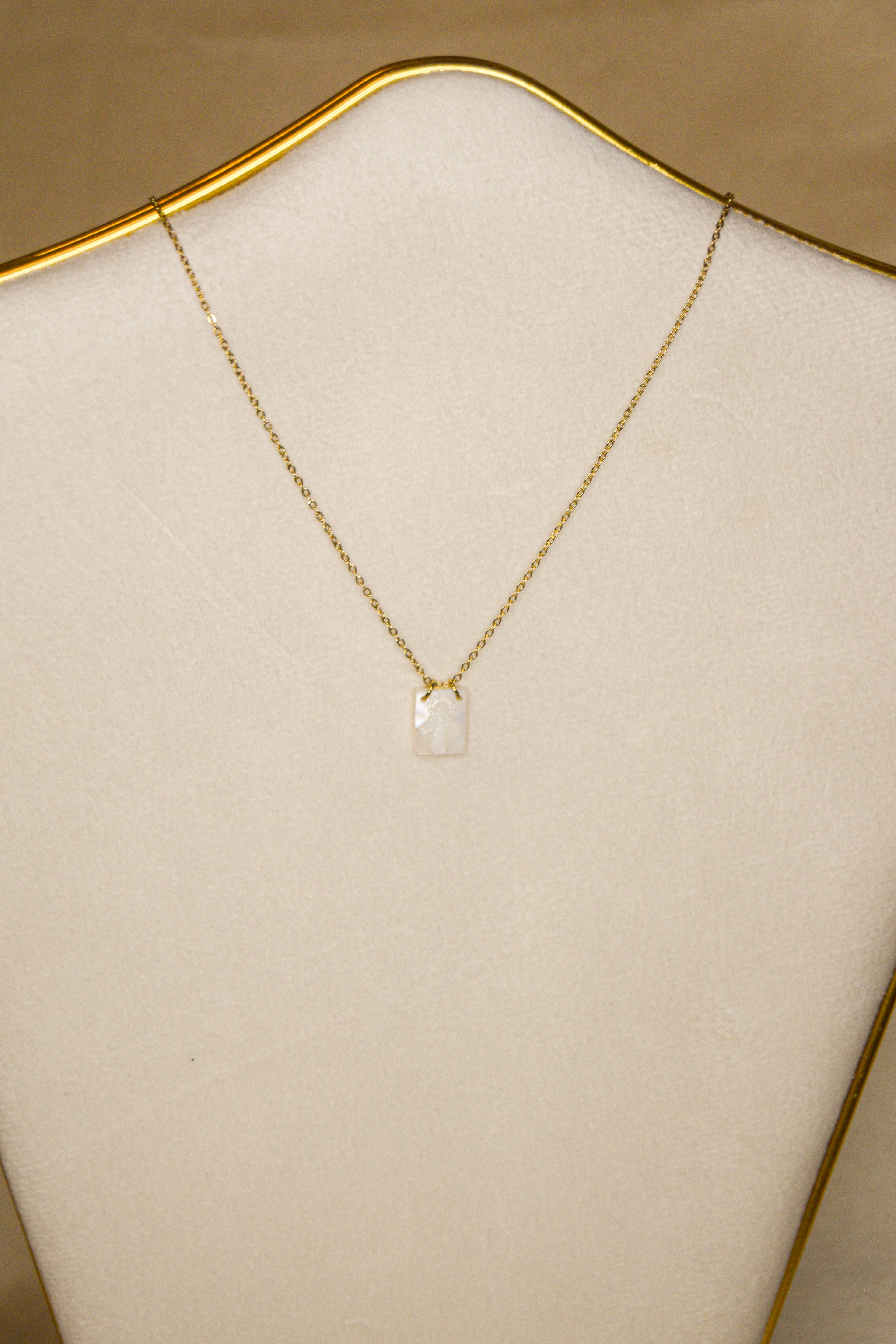 Colar dourado pendente branco santa