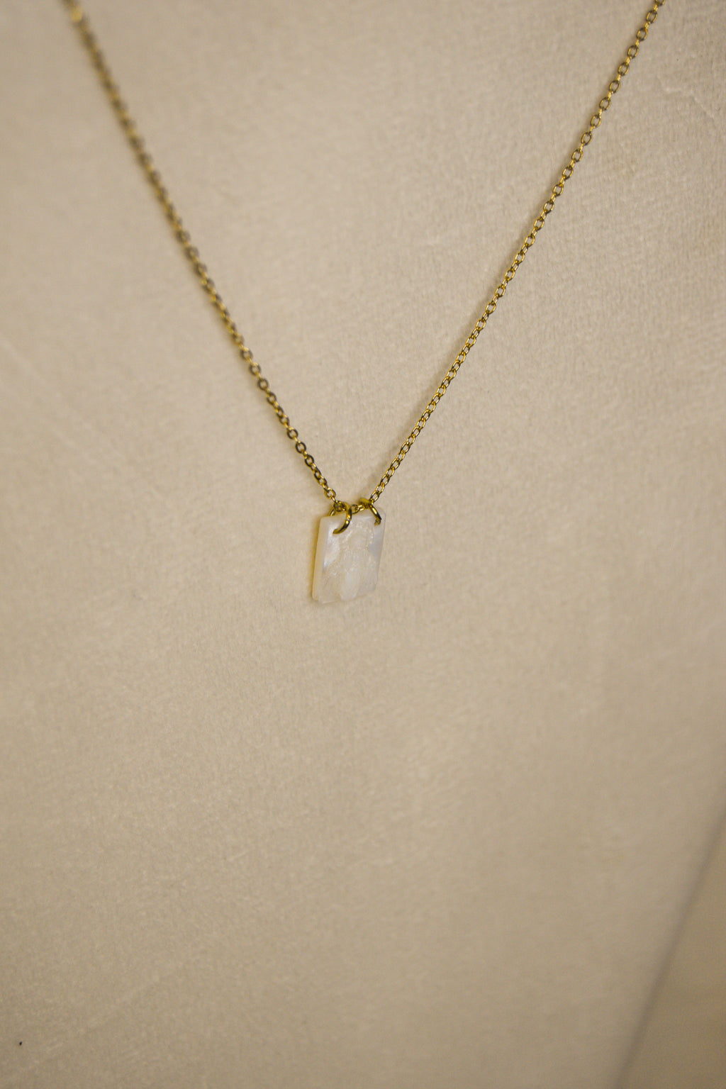 Colar dourado pendente branco santa