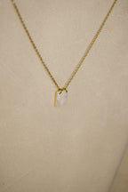 Colar dourado pendente branco santa