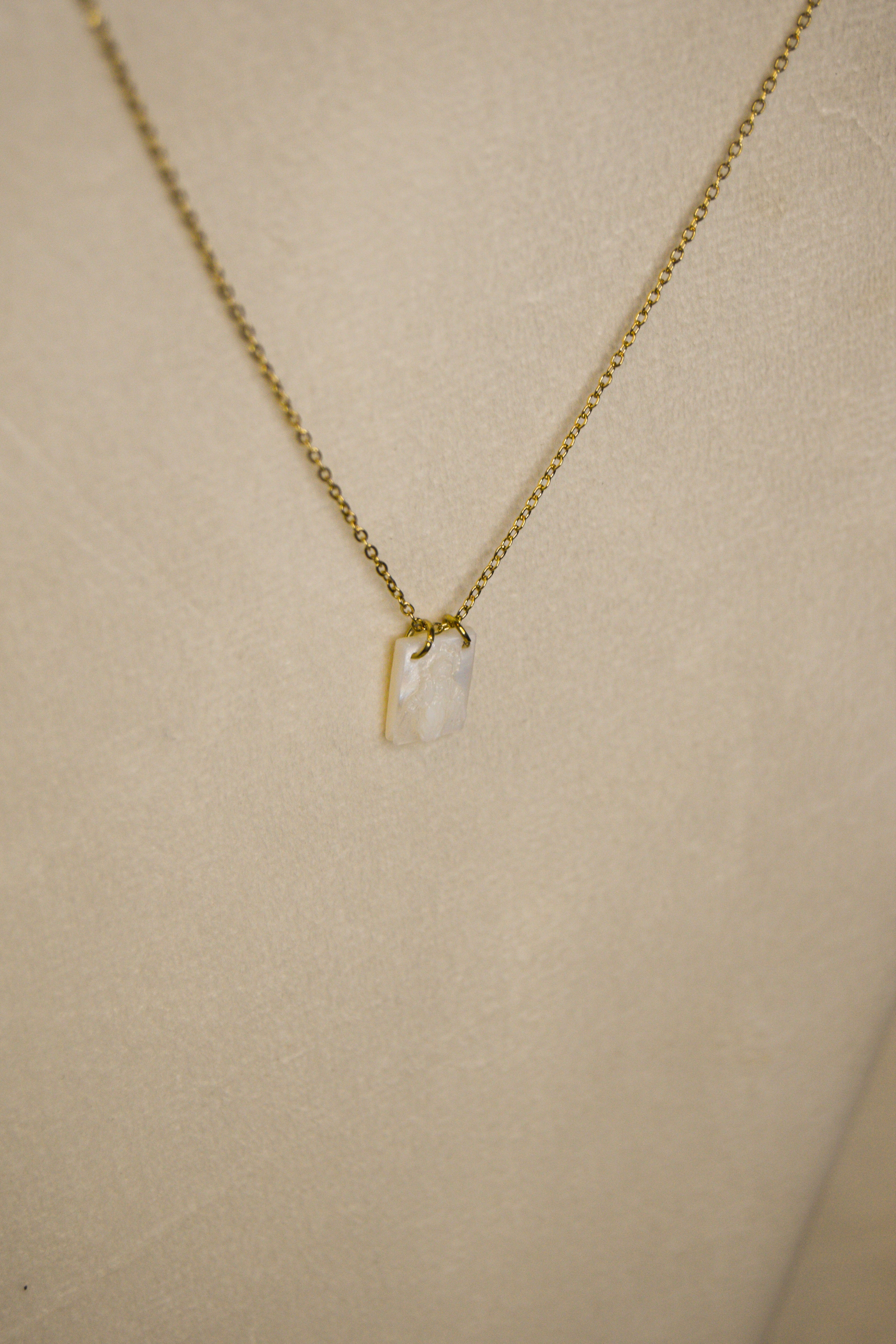 Colar dourado pendente branco santa