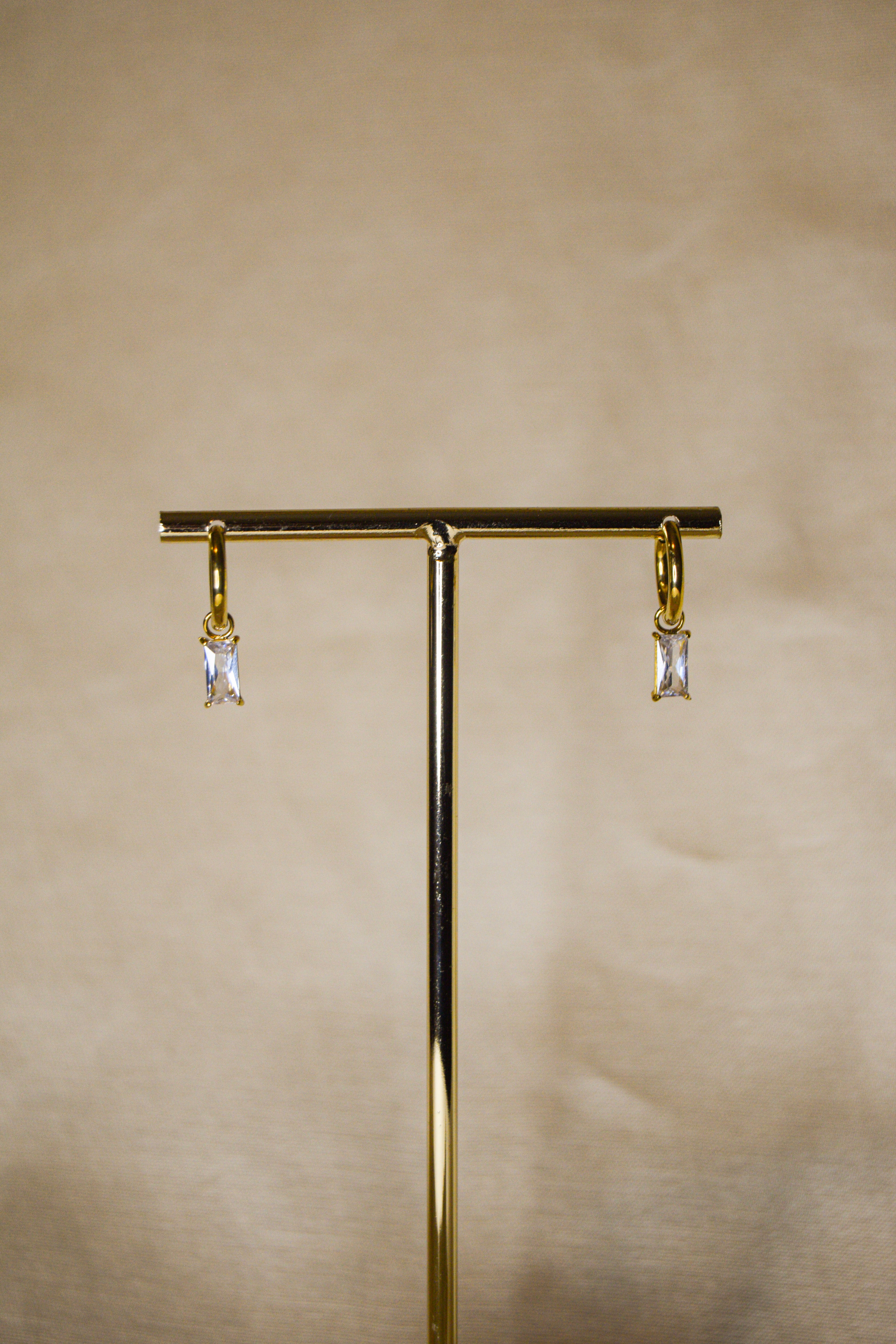 Argolas douradas pedra brilhante