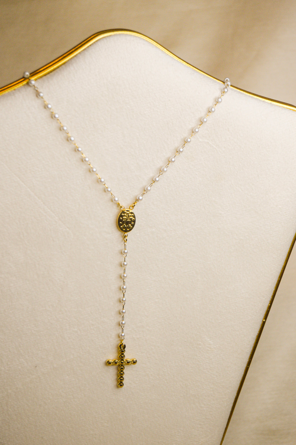 Terço dourado com cruz