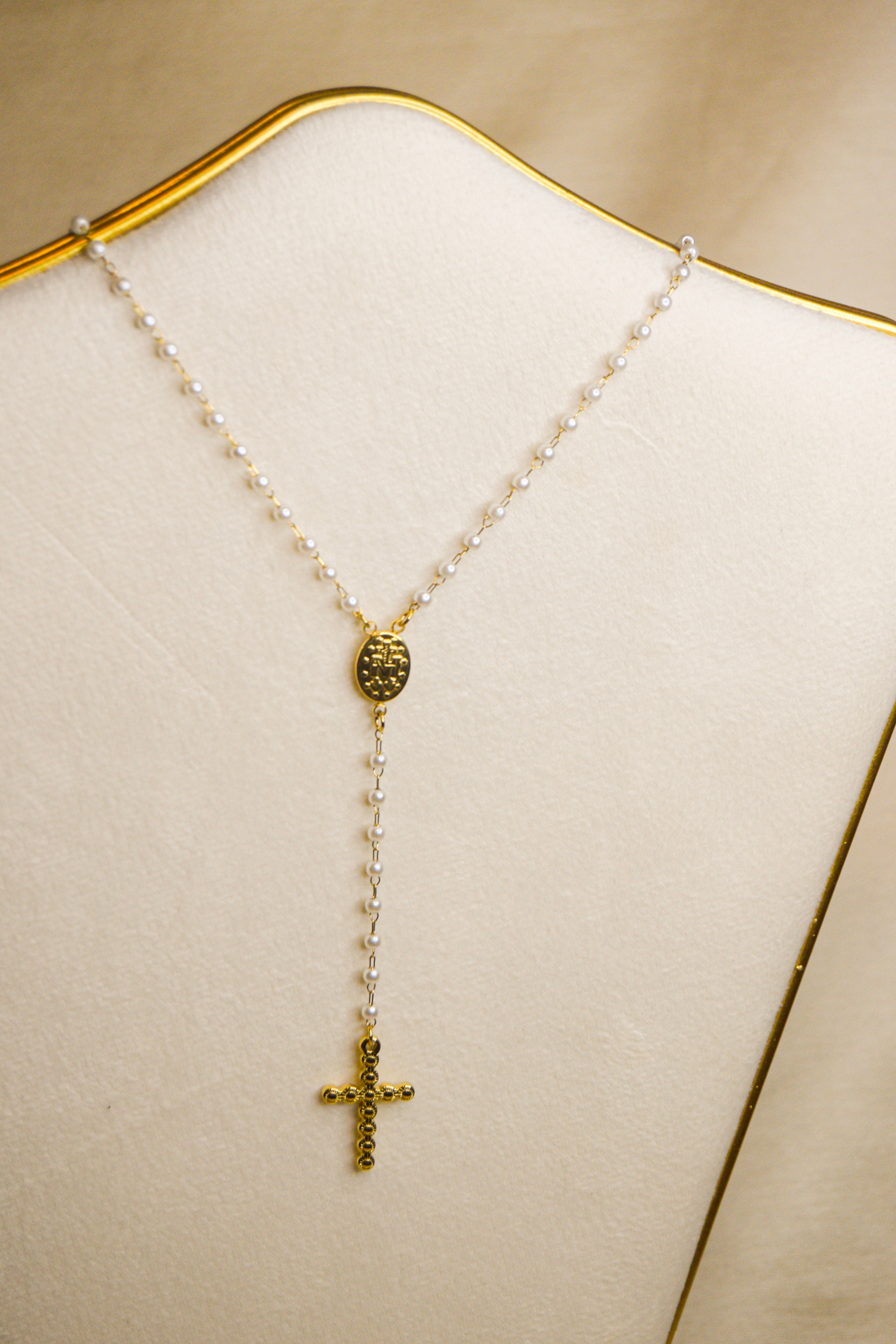 Terço dourado com cruz