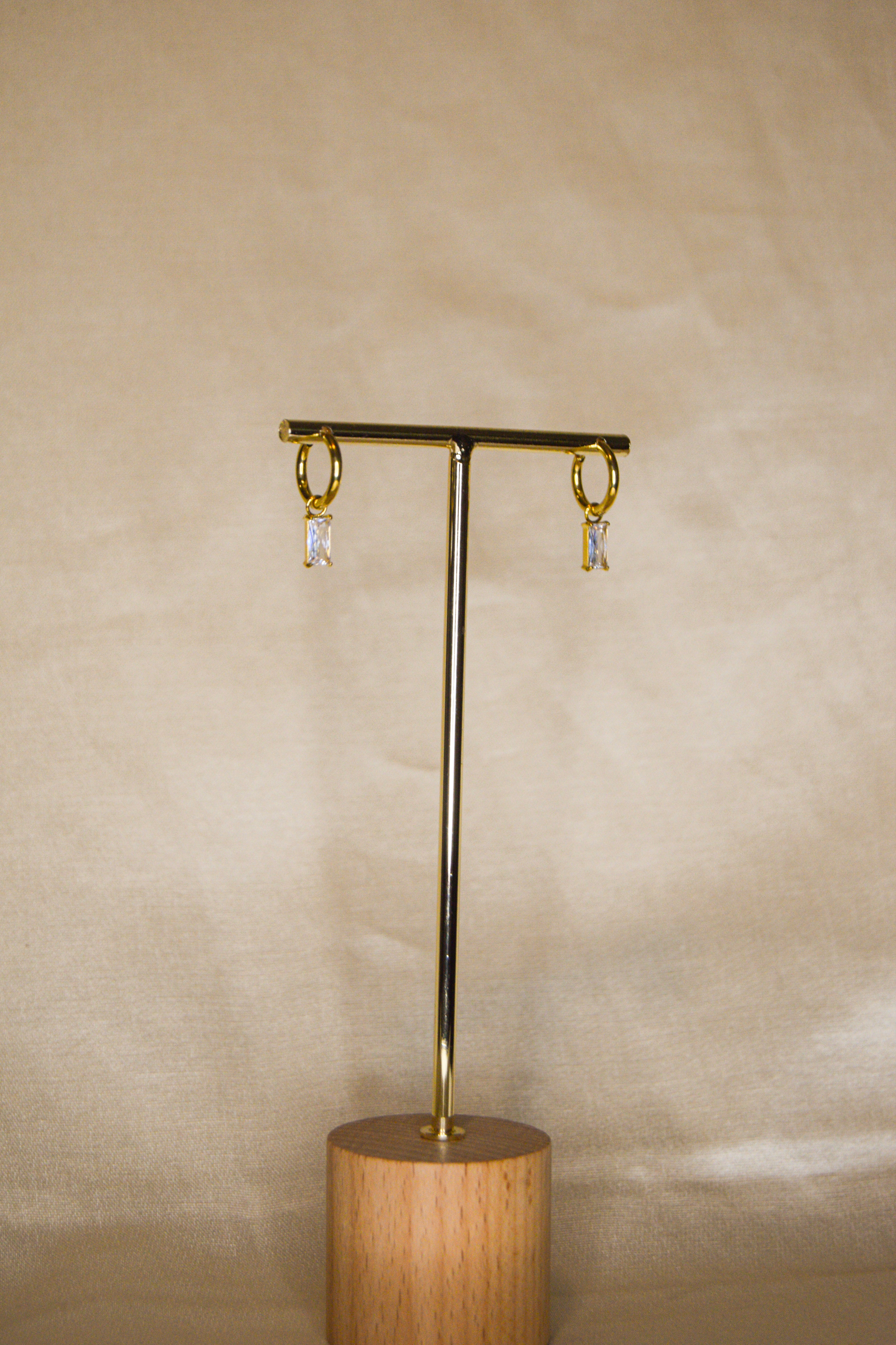 Argolas douradas pedra brilhante