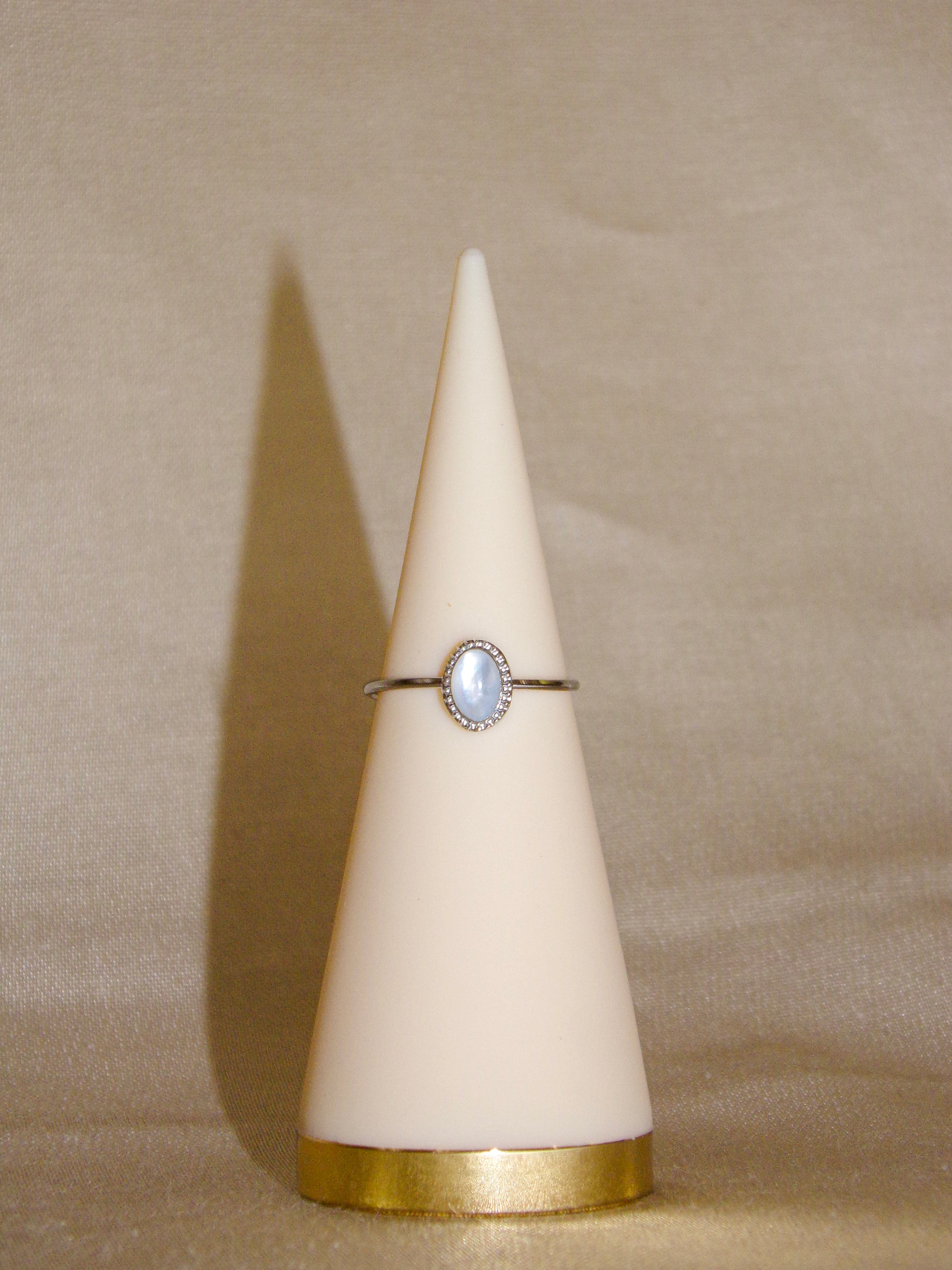 Anel prateado pedra branca