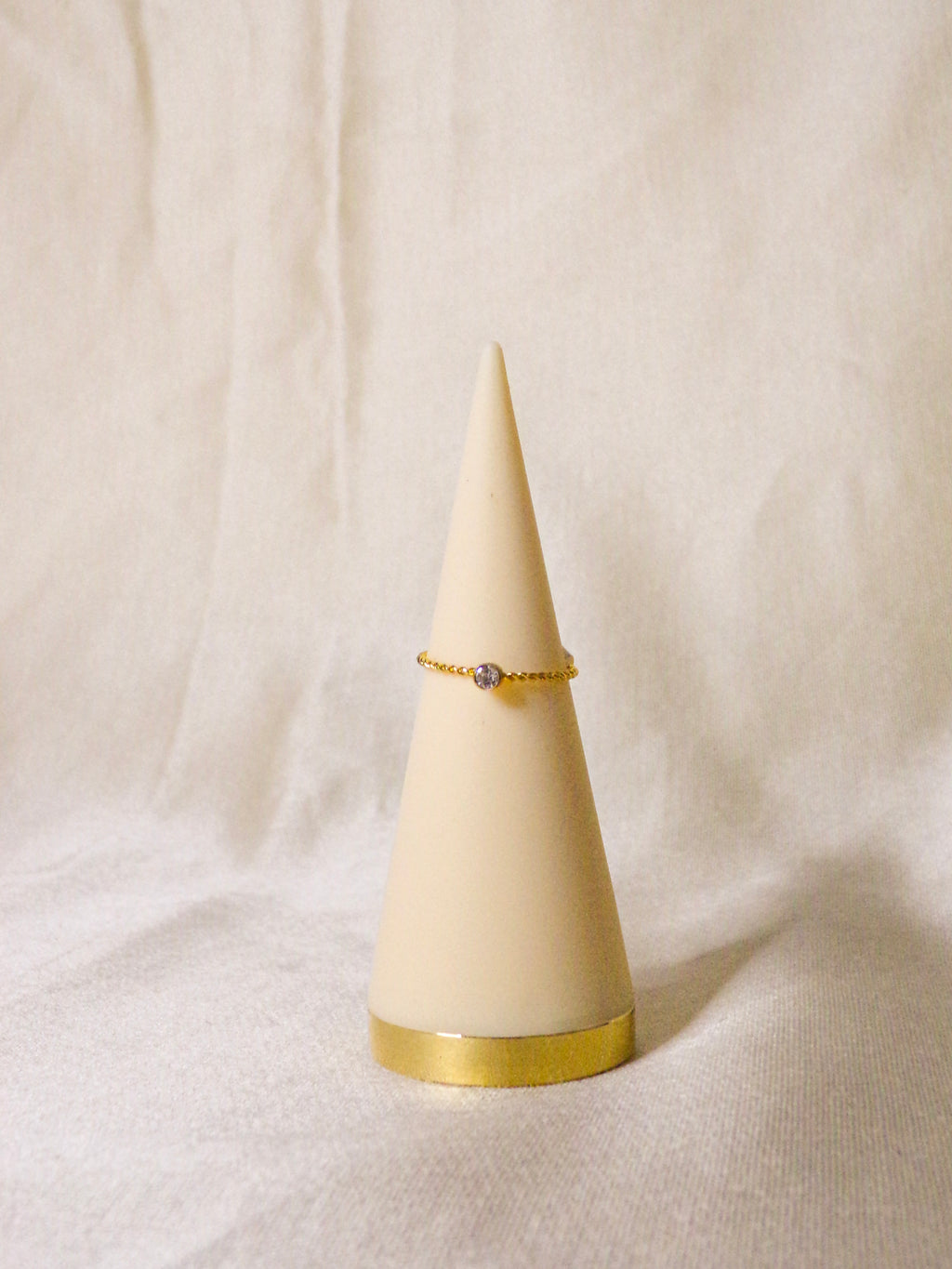 Anel dourado fino pedra