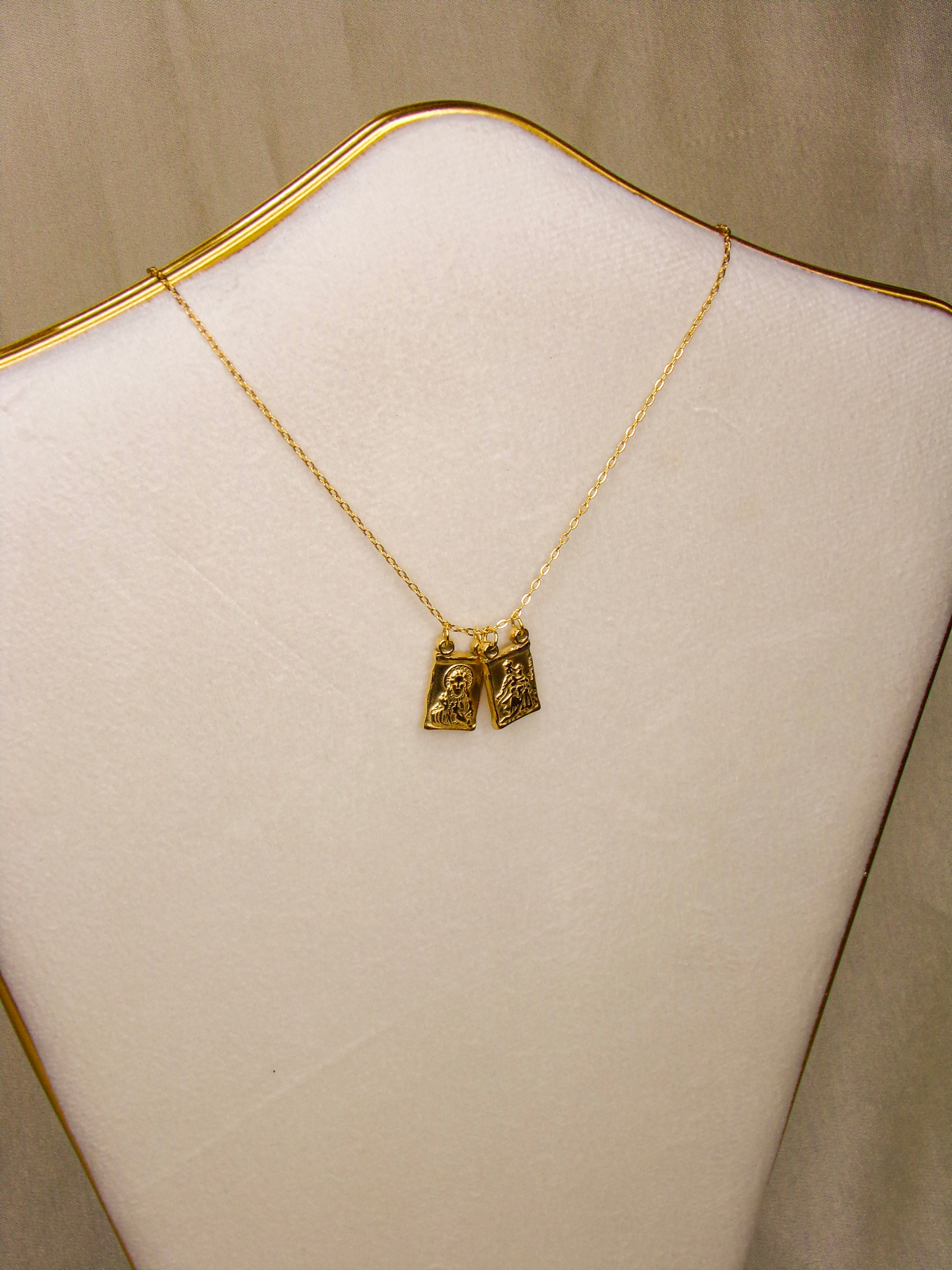 Escapulário dourado