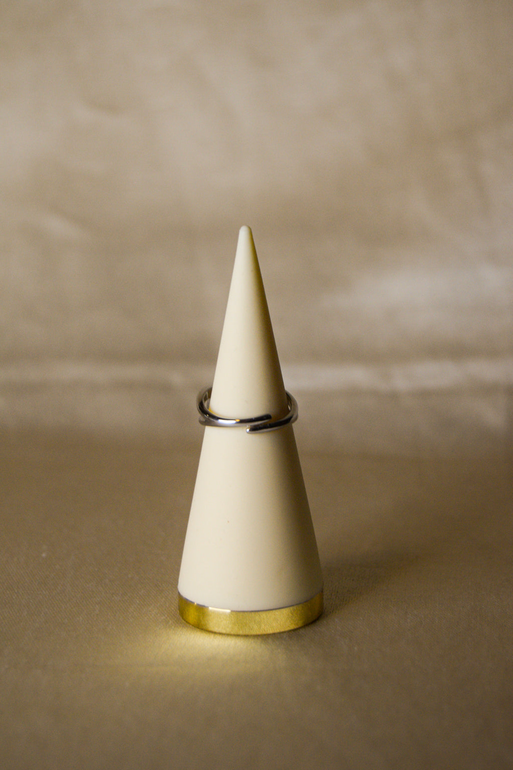 Anel prateado corrente