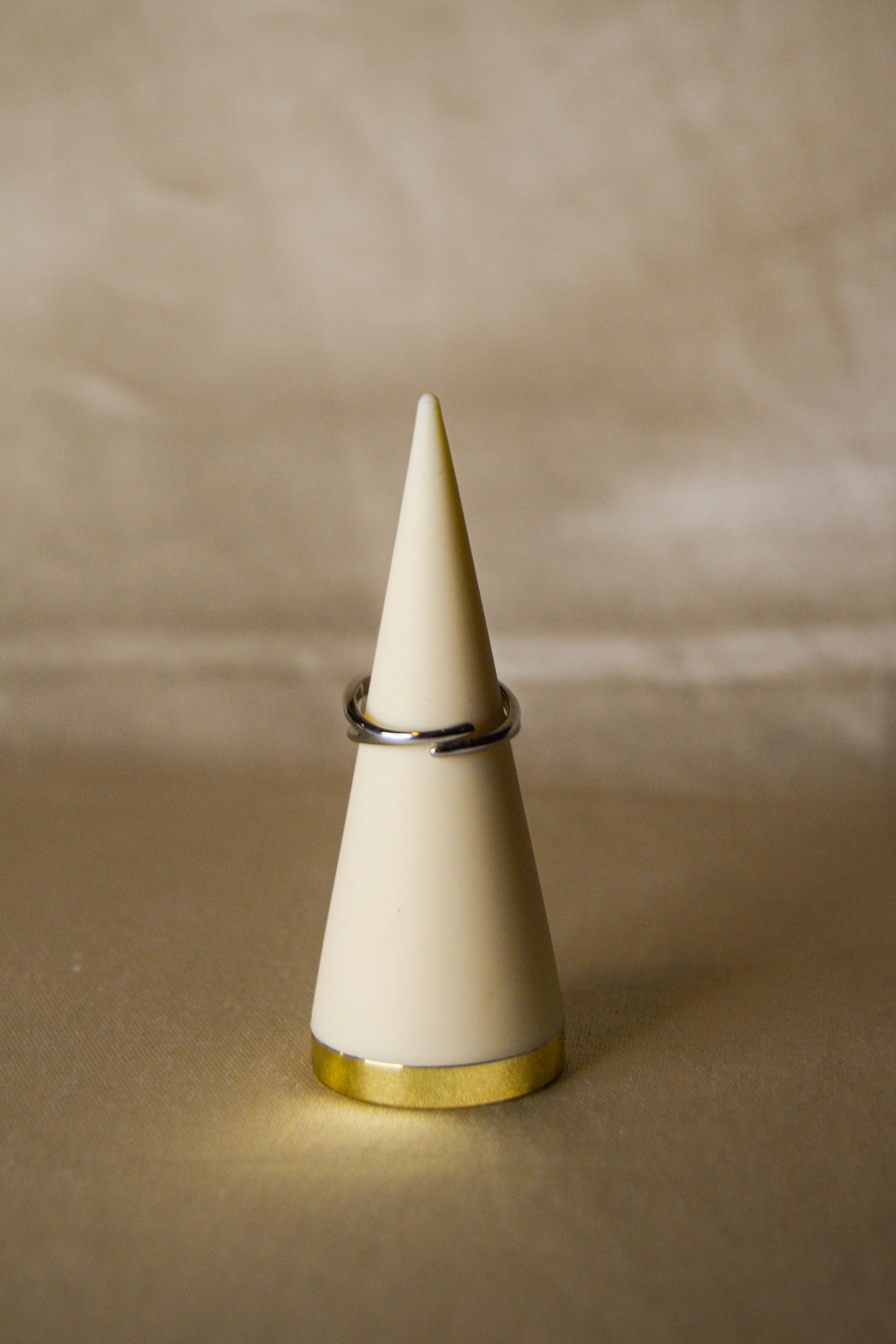 Anel prateado corrente