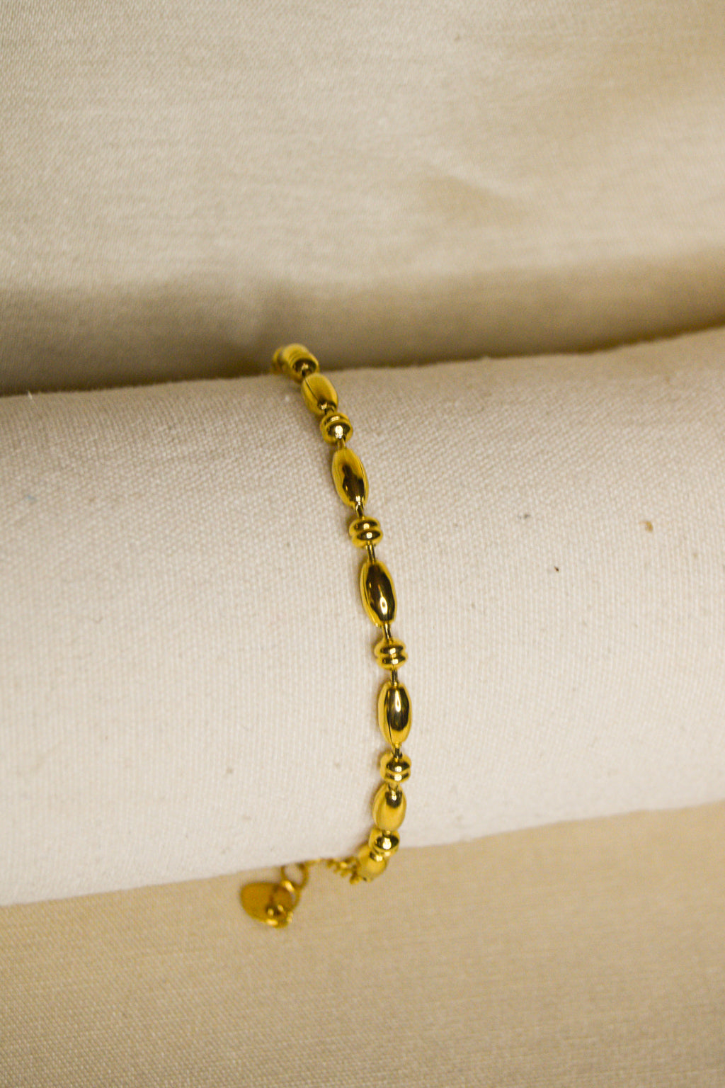 Pulseira dourada pendentes ovais