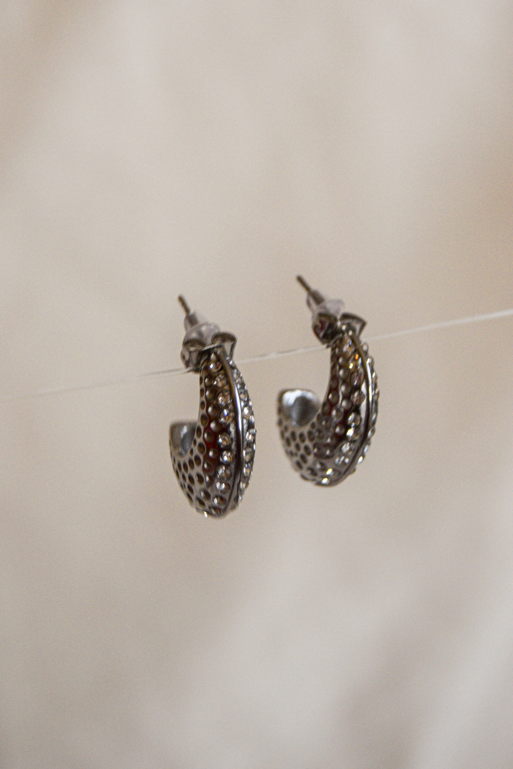 Brincos prateados brilhantes