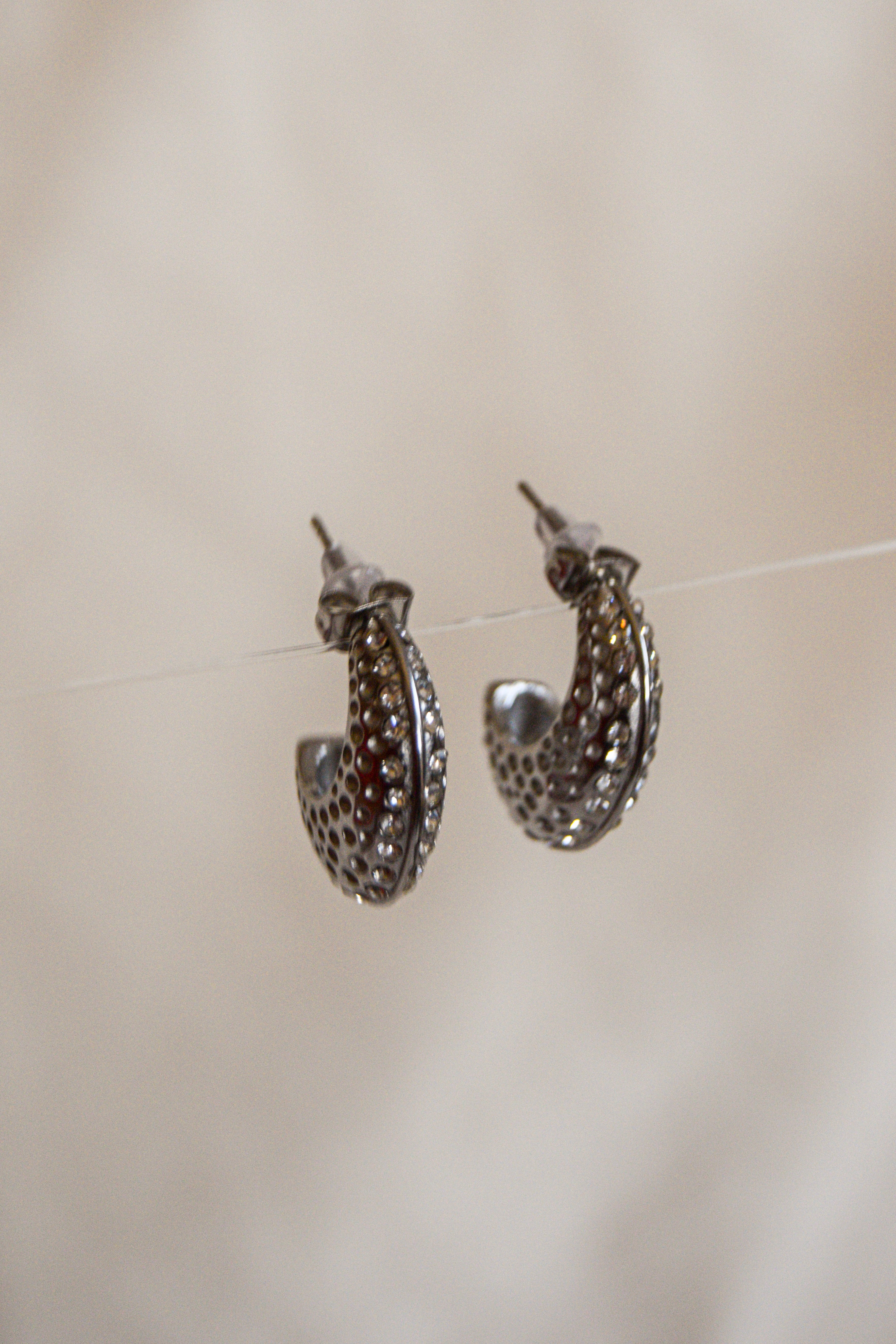 Brincos prateados brilhantes