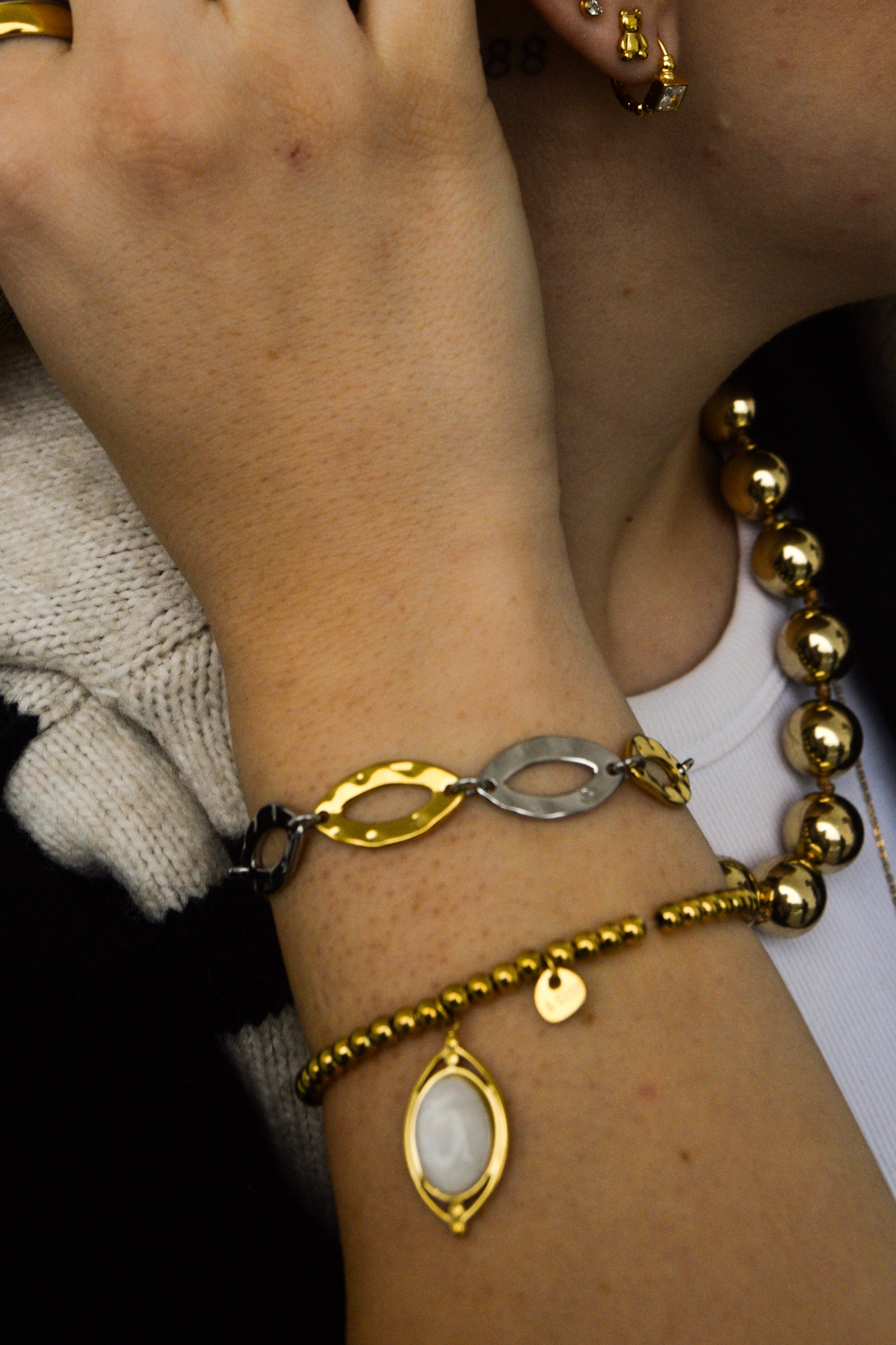 Pulseira dourada pendente oval