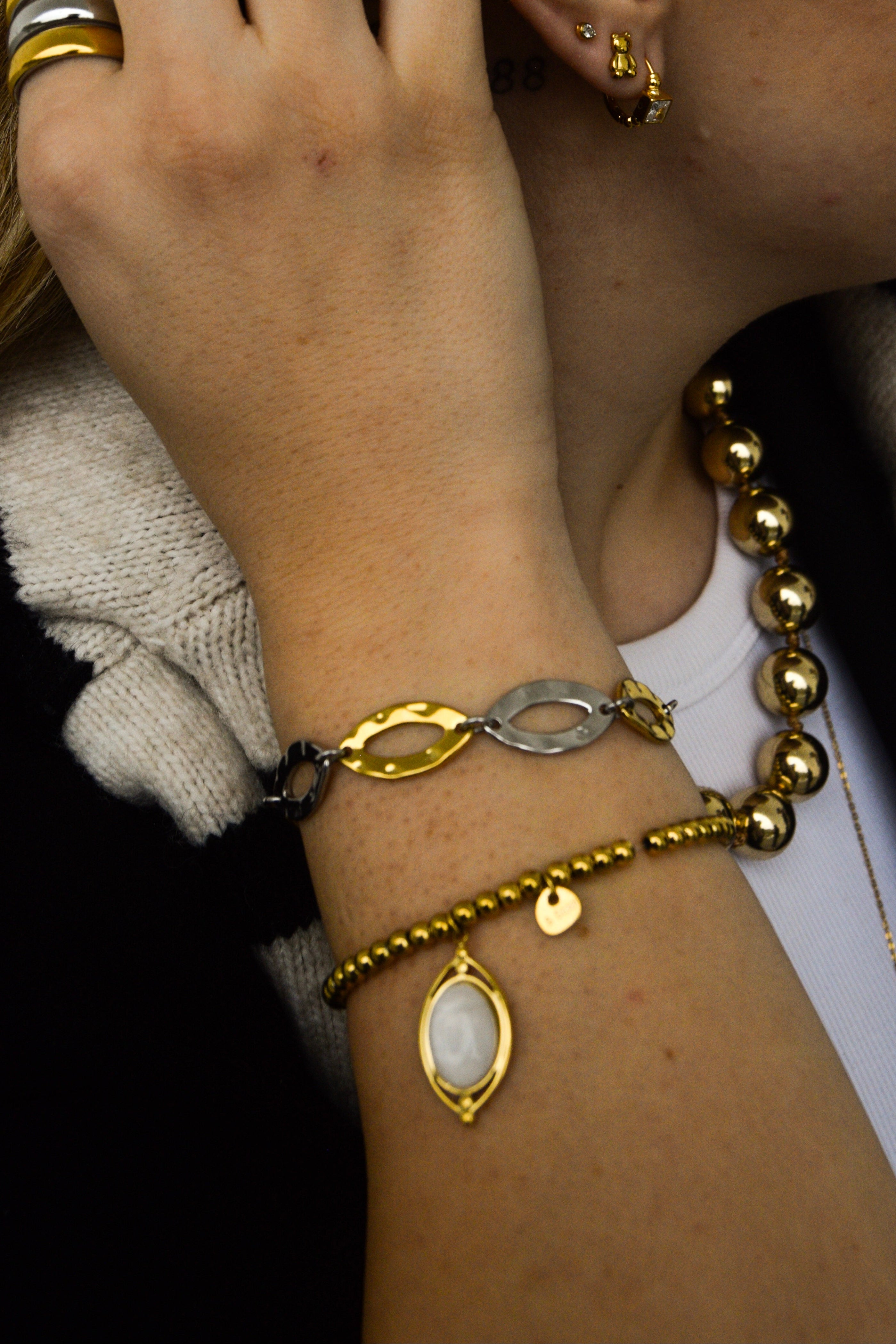 Pulseira dourada e prateada