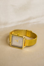 Relógio dourado retangular