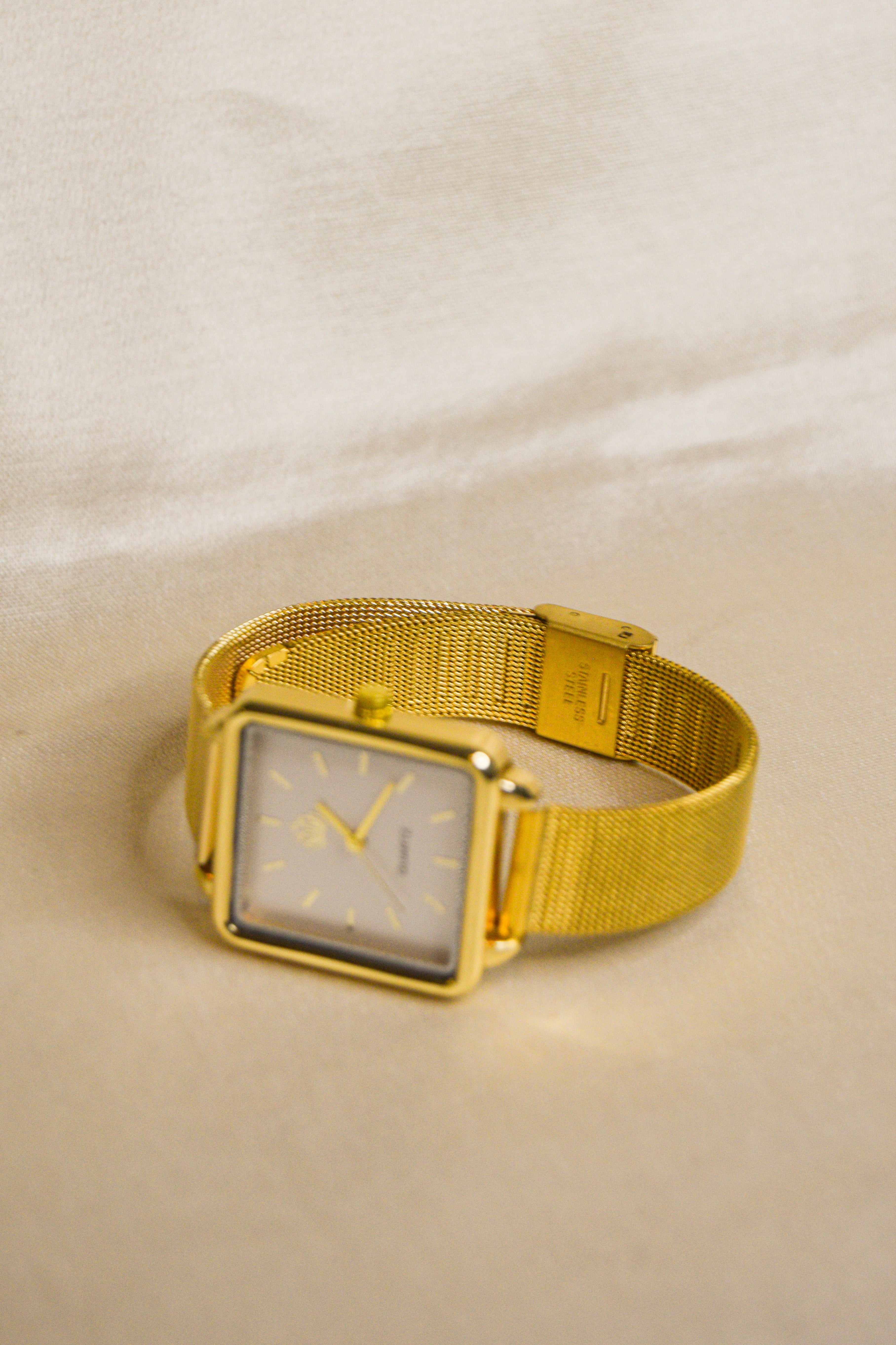 Relógio dourado retangular