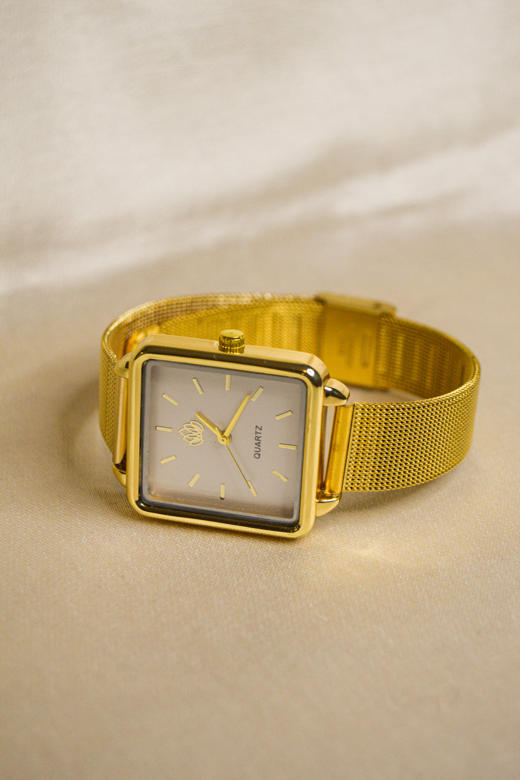Relógio dourado retangular
