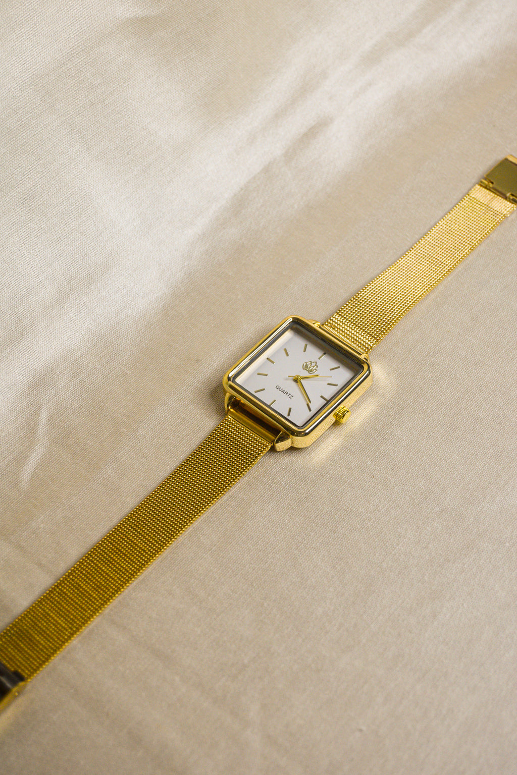 Relógio dourado retangular