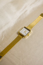 Relógio dourado retangular