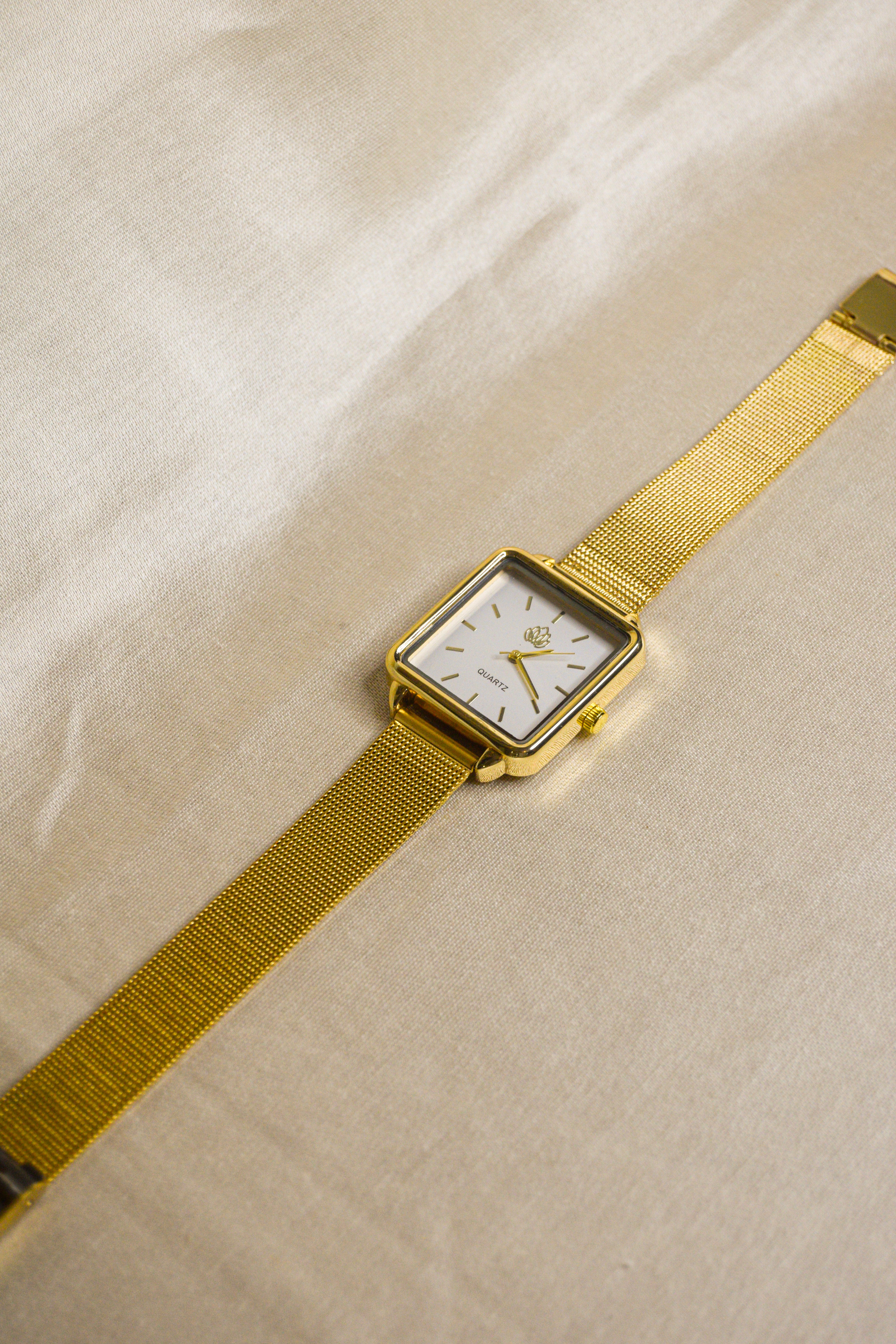 Relógio dourado retangular