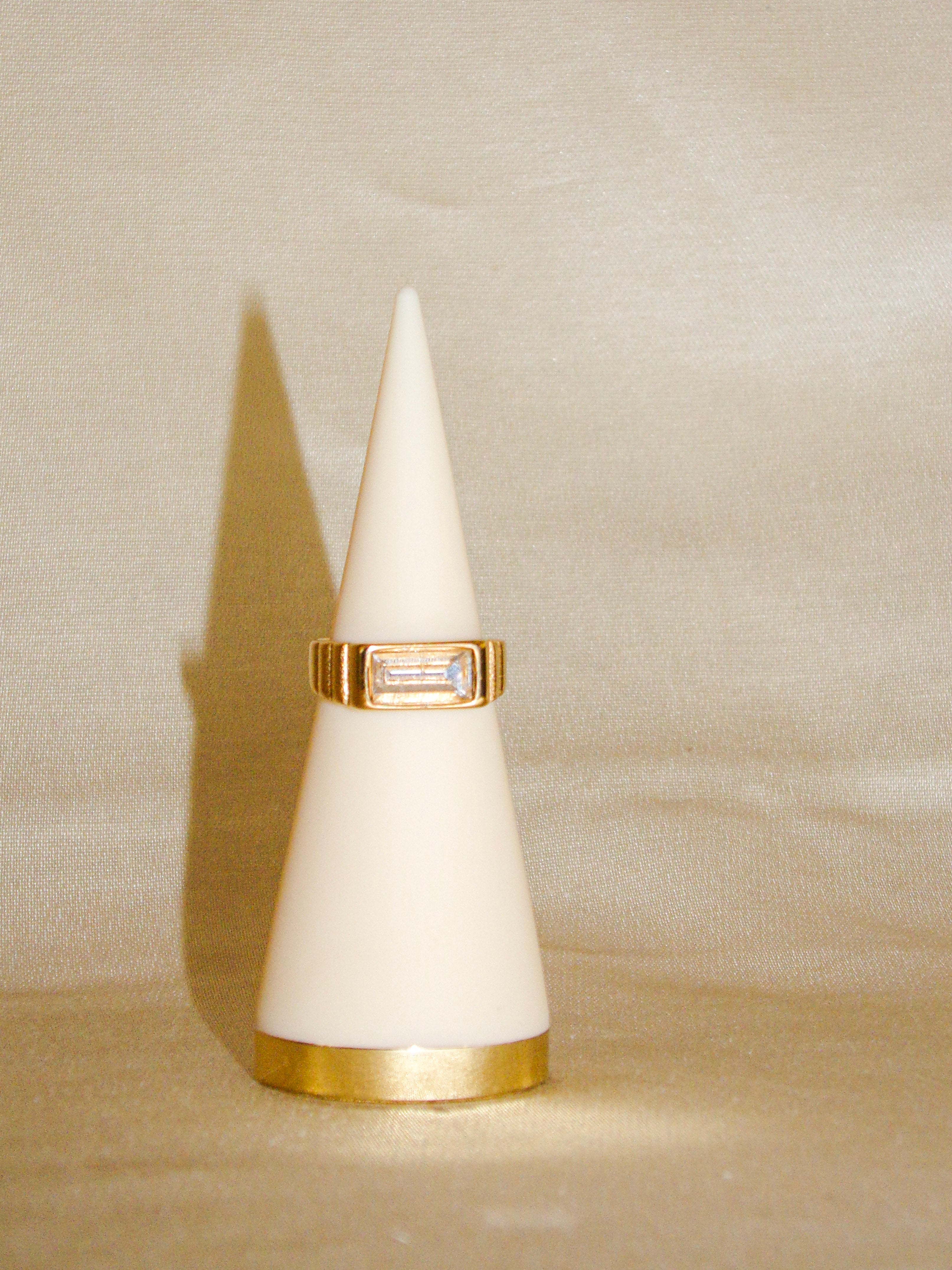 Anel dourado brilhante