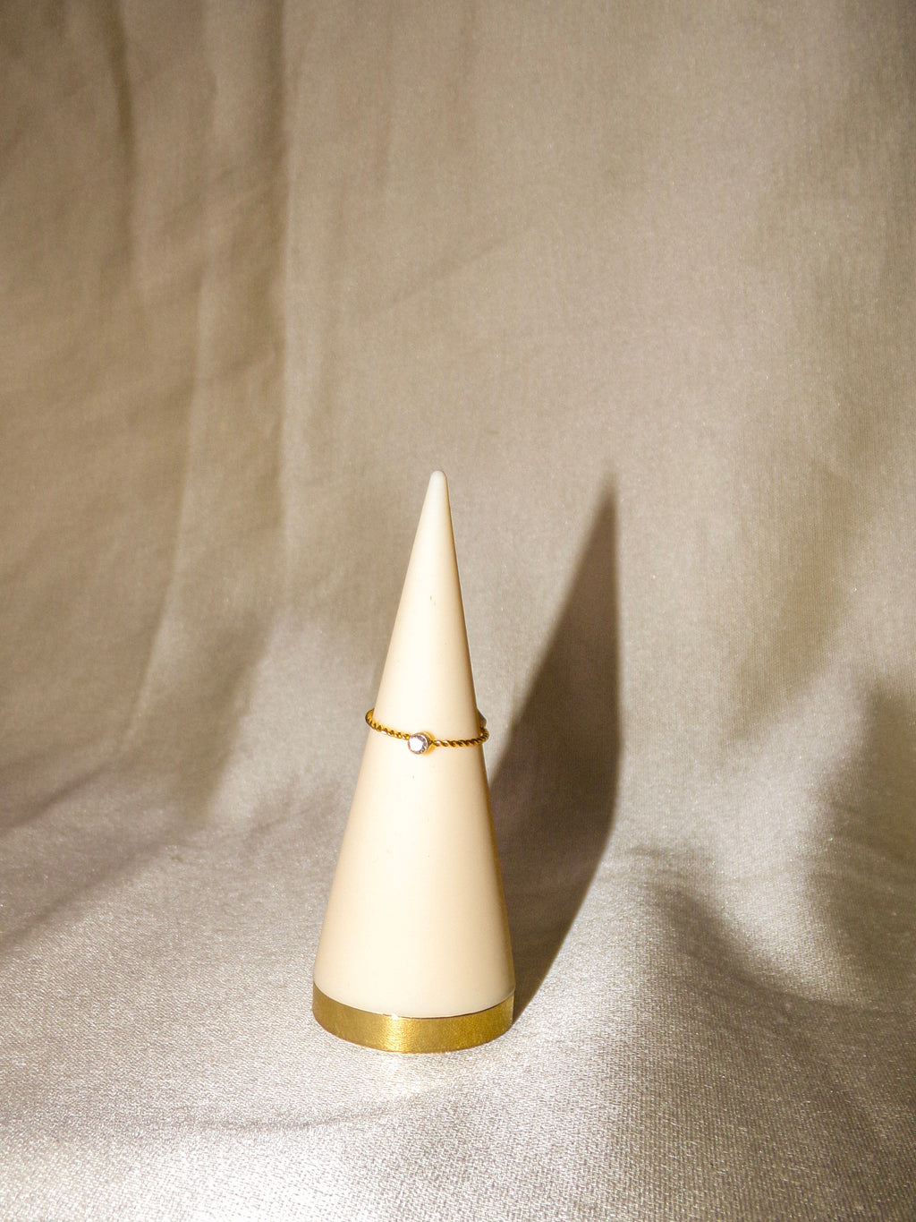 Anel dourado fino pedra