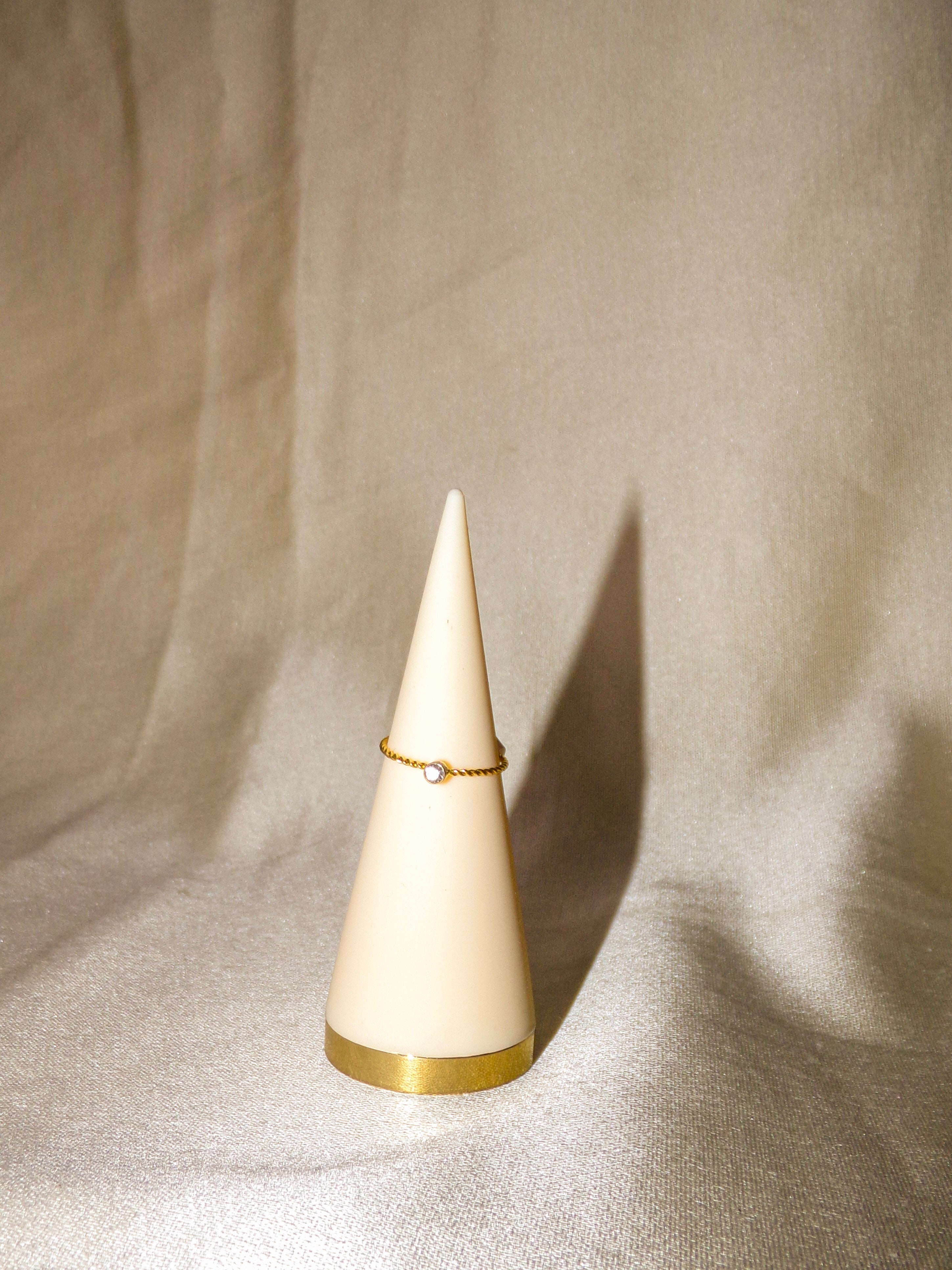 Anel dourado fino pedra