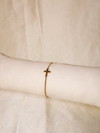 Pulseira dourada com cruz