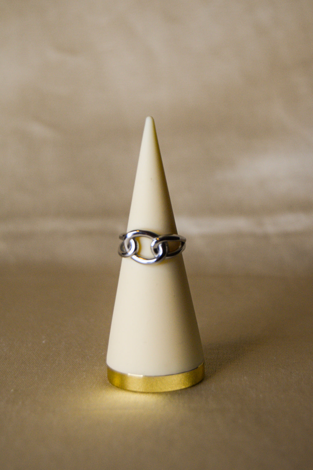 Anel prateado corrente