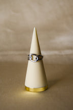 Anel prateado corrente