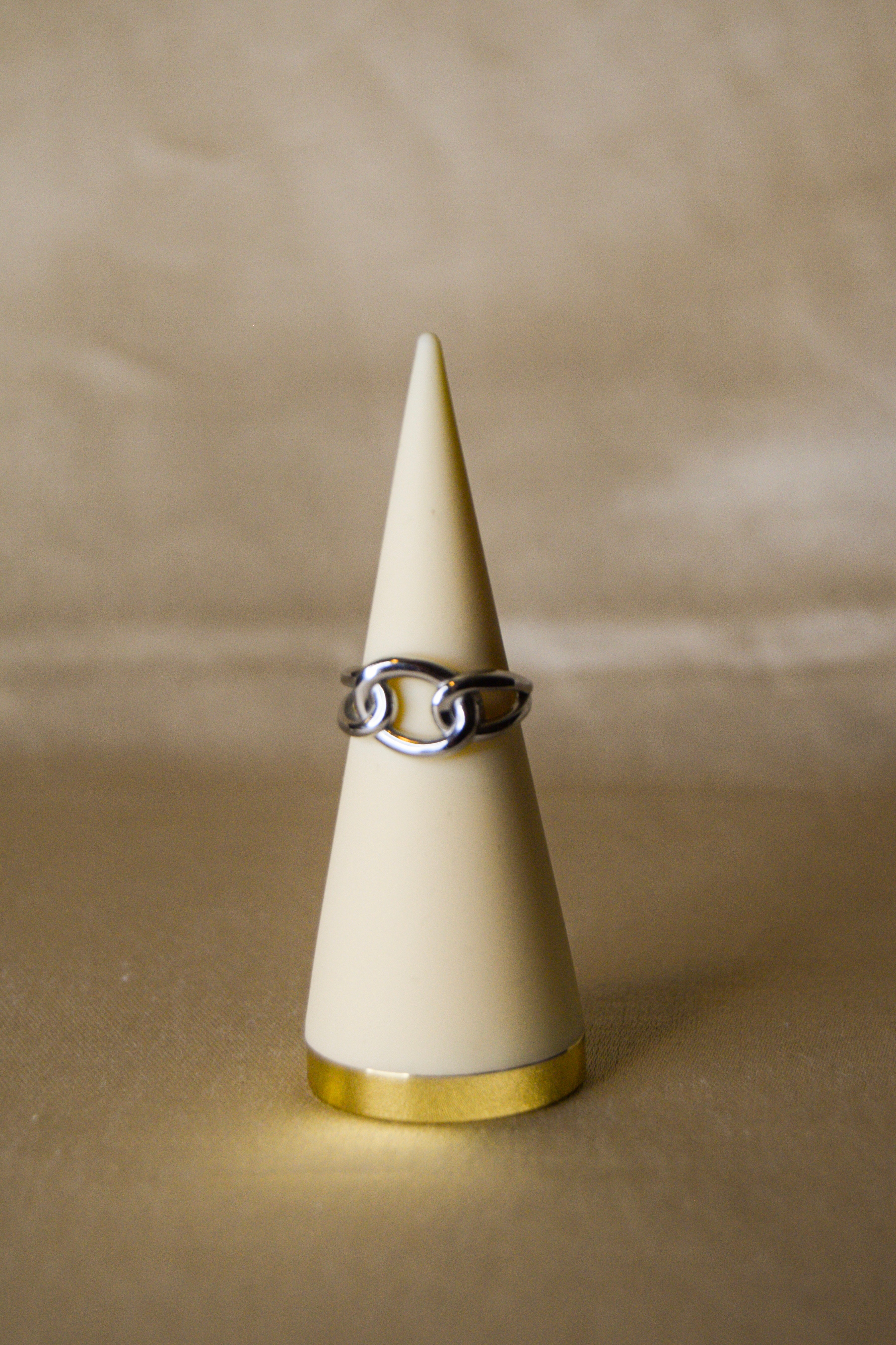 Anel prateado corrente